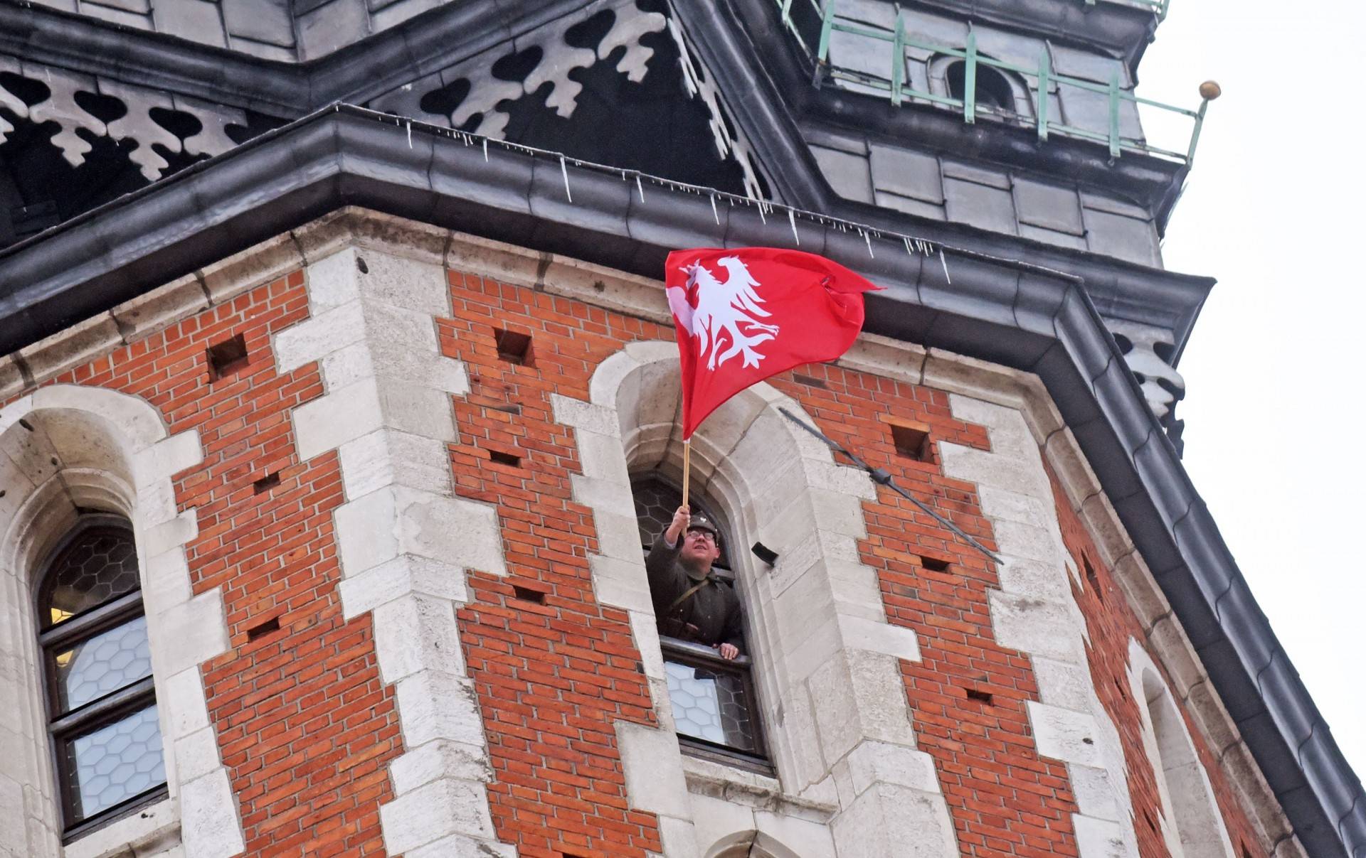 Kraków oddał hołd powstańcom wielkopolskim. Flaga na Bazylice Mariackiej