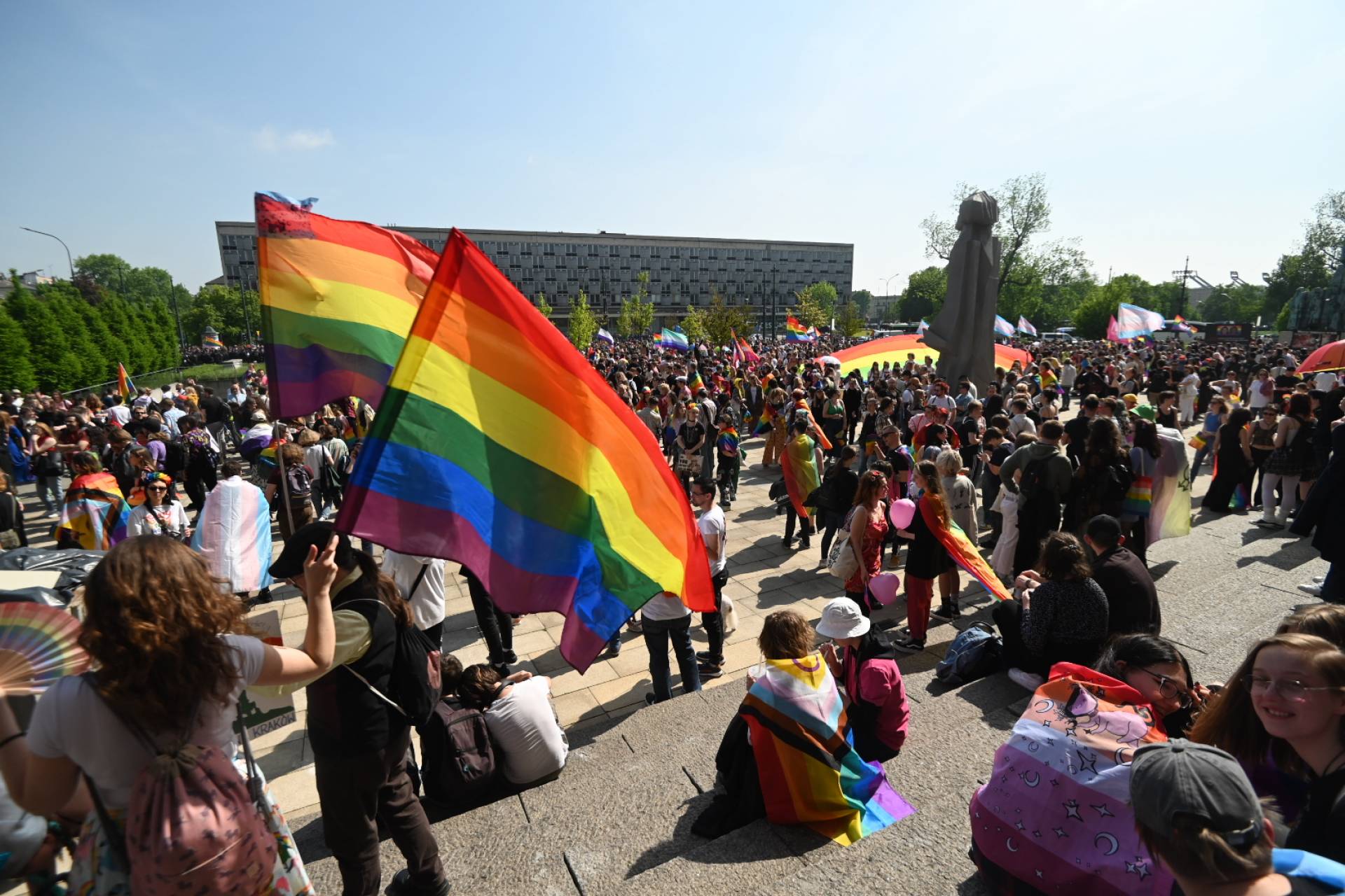 Piękny dzień w Krakowie: przez miasto idzie radosny, tęczowy Marsz Równości