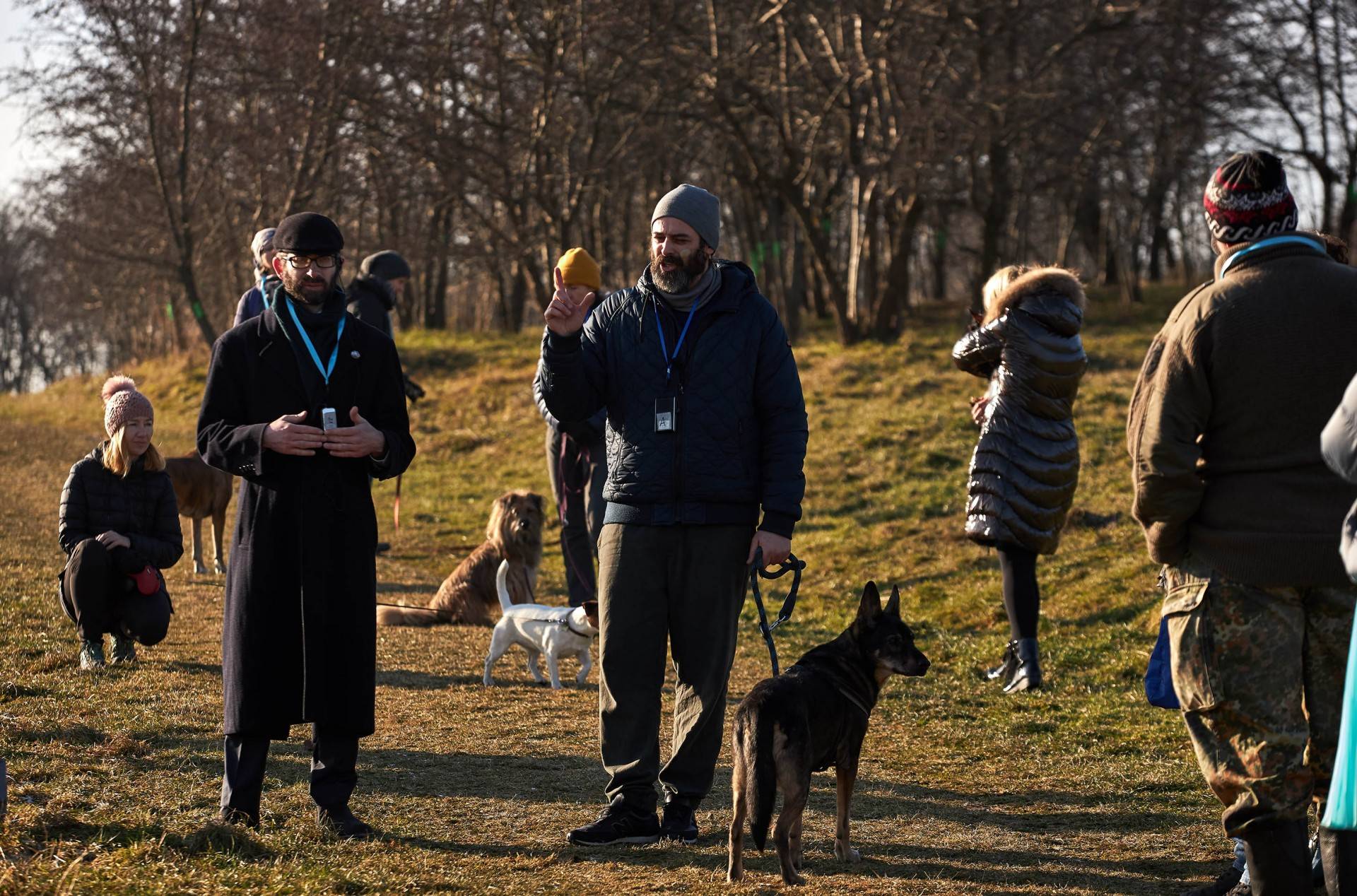 Spacer z psem po KL Plaszow. Żydowscy aktywiści: da się tu pogodzić różne potrzeby
