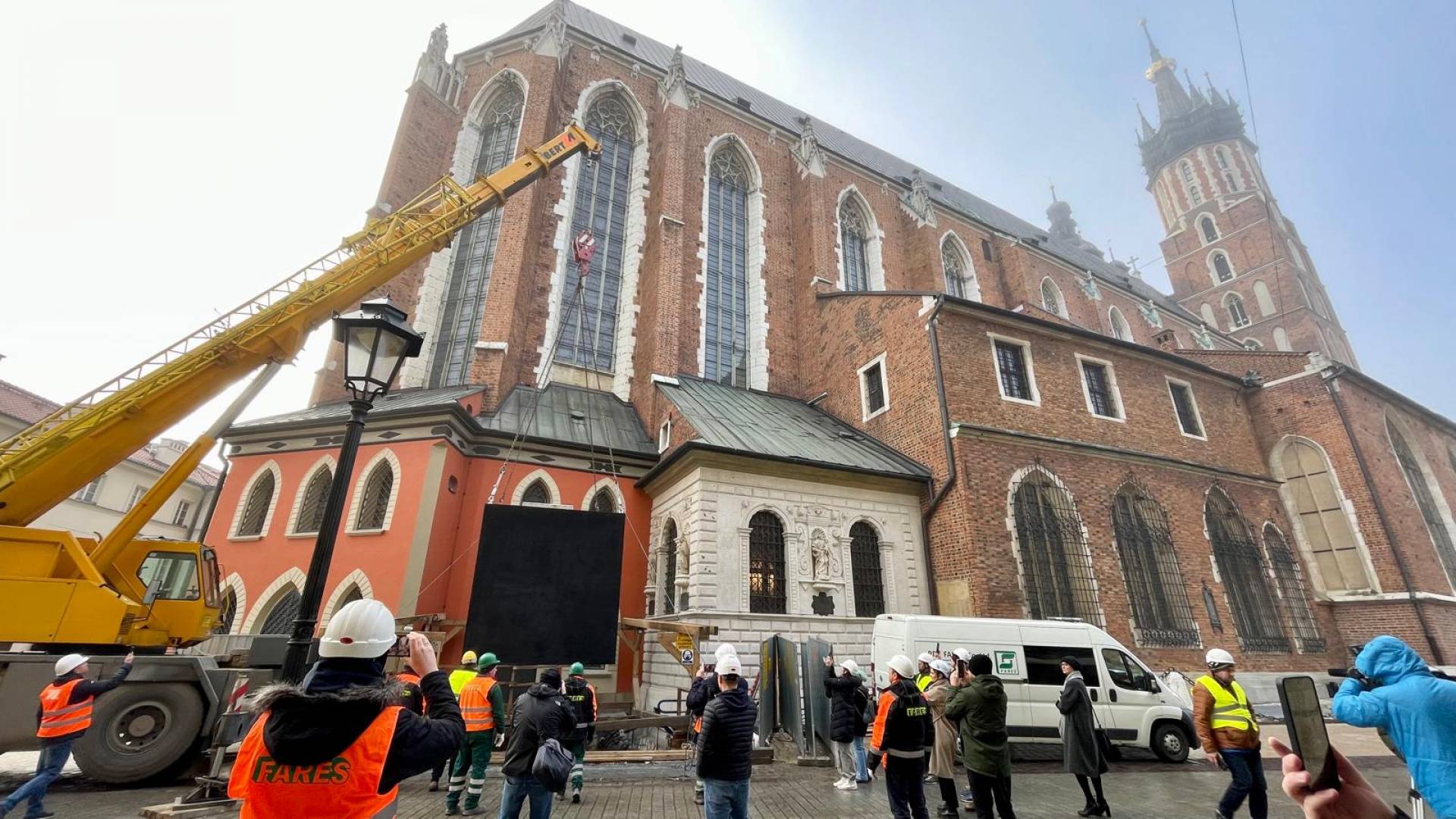 Zrobili głęboki wykop przy kościele Mariackim, co włożono do środka?