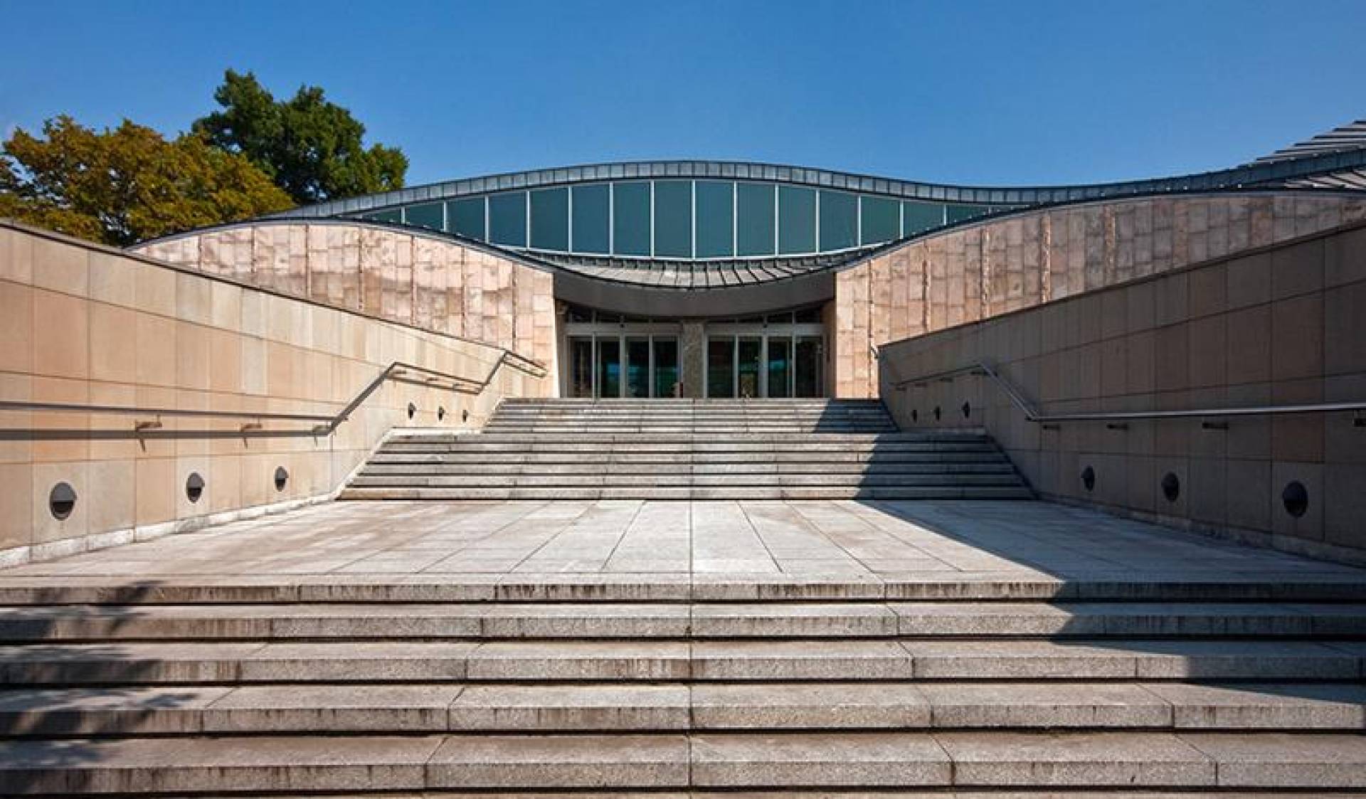 Kinobranie z Muzeum Manggha: pokazy plenerowe w ogrodzie