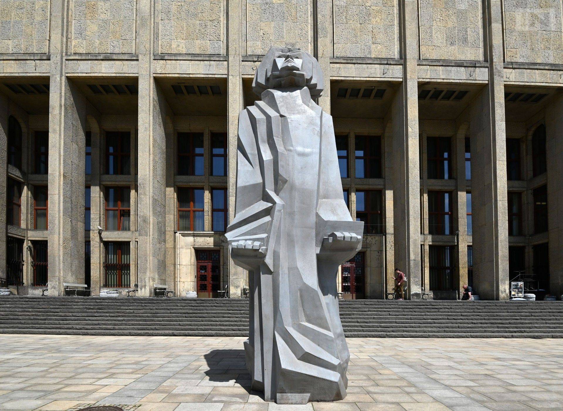 Kontrowersyjny pomnik Mickiewicza i posjonująca wystawa