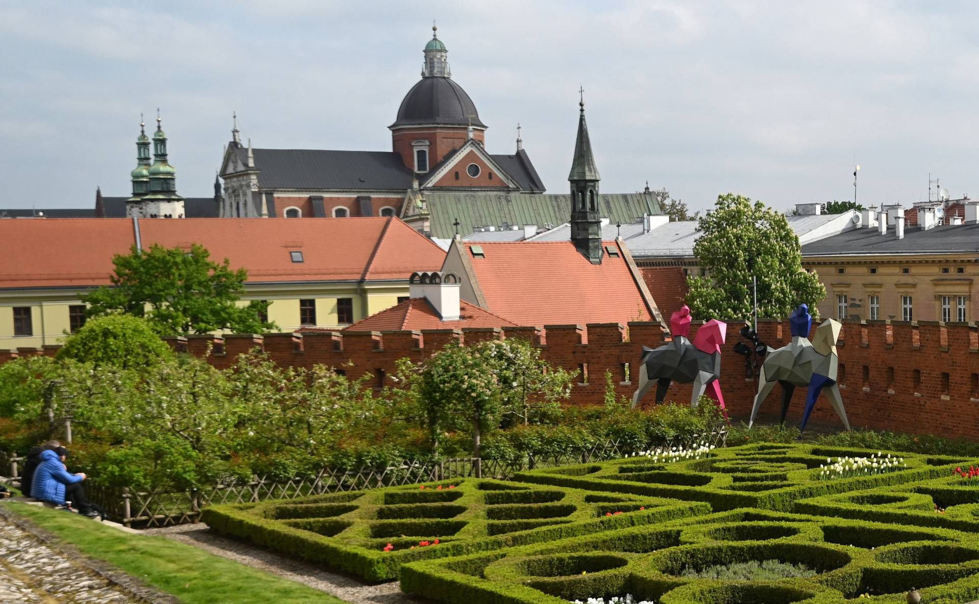 Kontrasty w ogrodzie królewskim na Wawelu. Intrygująca wystawa