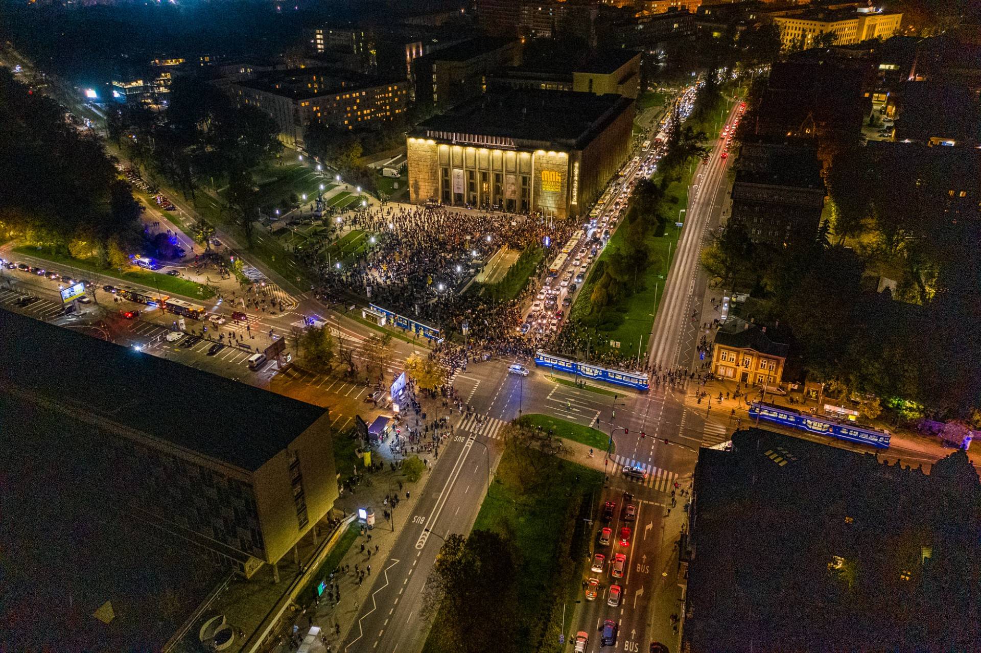 Tysiące ludzi na placu przed Muzeum Narodowym, blokada miasta