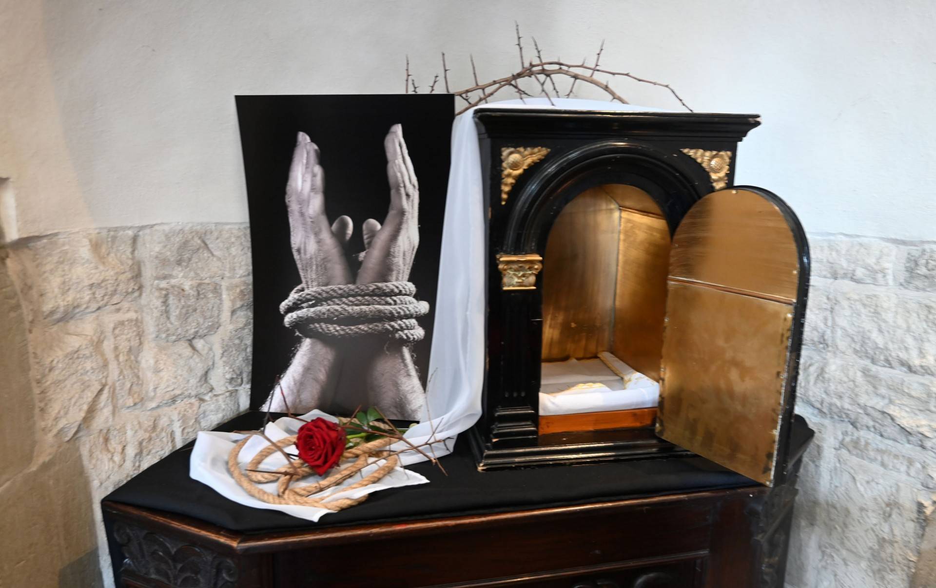 Proste, symboliczne i tradycyjne Groby Pańskie w krakowskich kościołach
