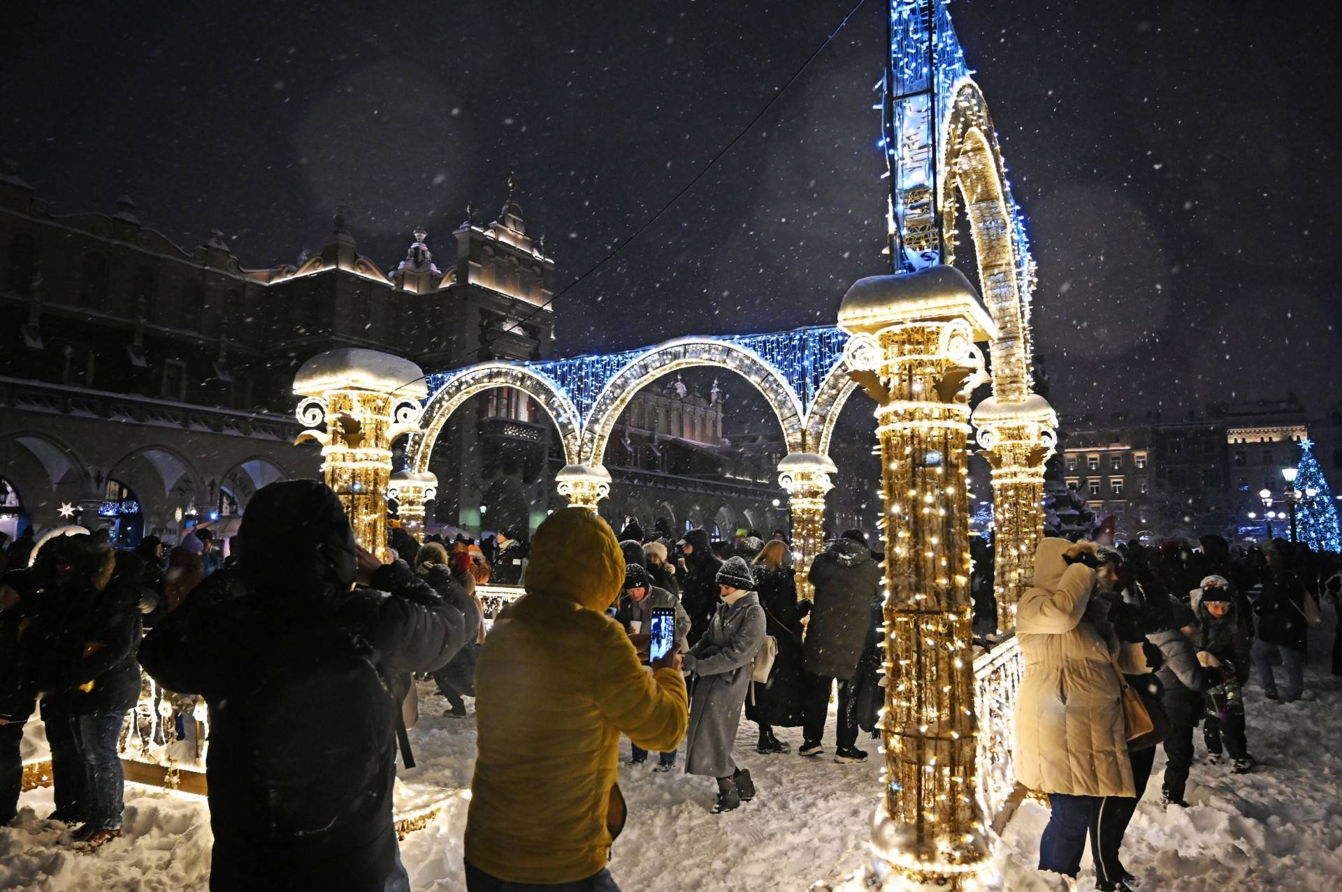 Choinka na Rynku, świąteczna iluminacja i zima. Turyści lubią to!