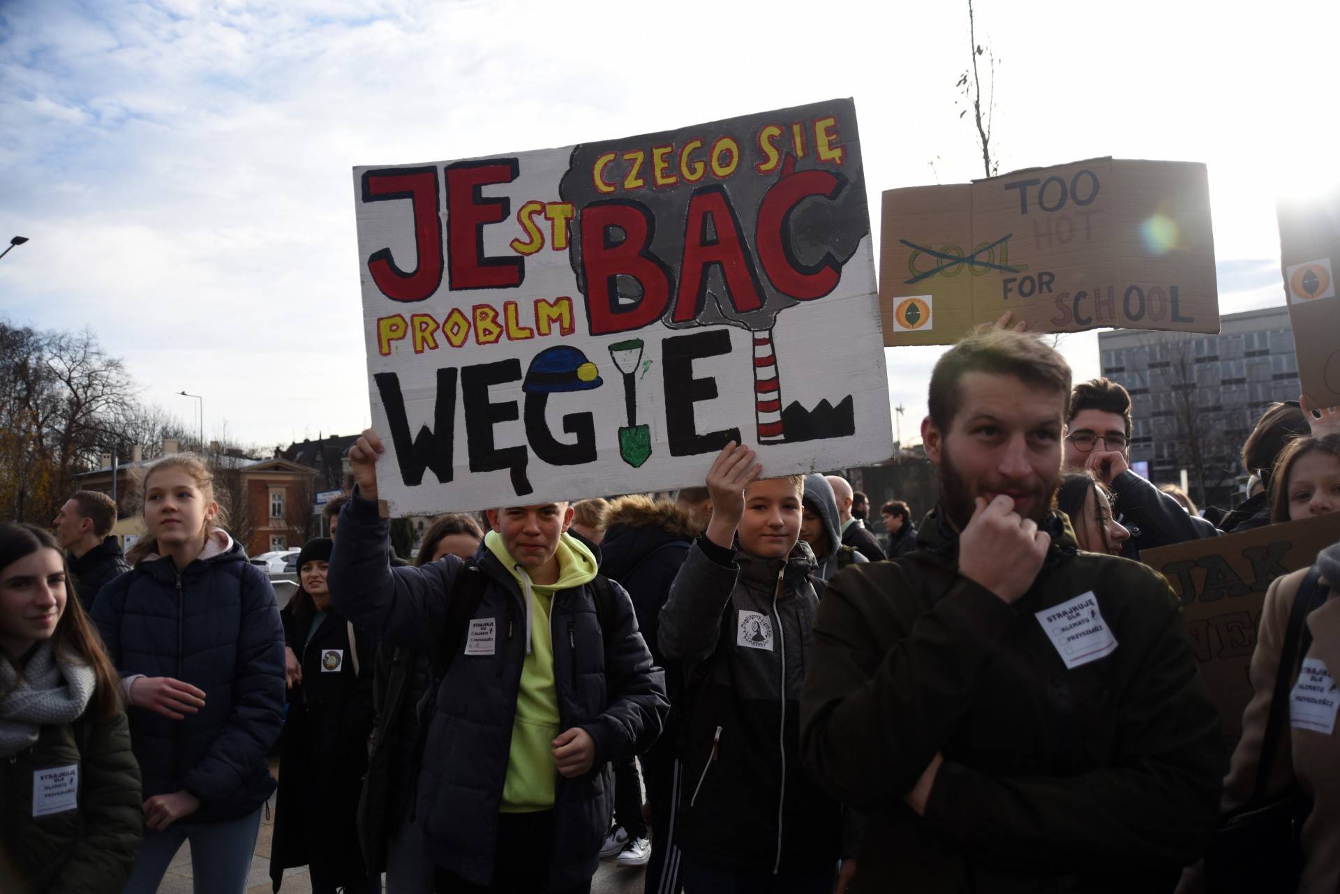 Protest w Krakowie: hasła jak zwykle były bardzo kreatywne