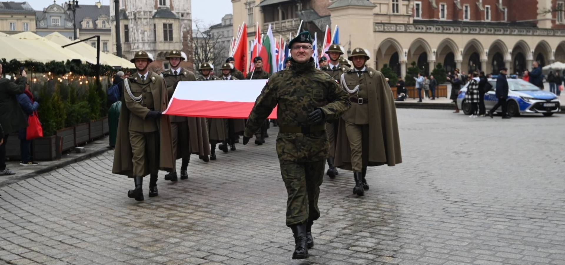 Salwa honorowa i uroczysty przemarsz wokół Rynku. Kraków świętuje 25 lat Polski w NATO