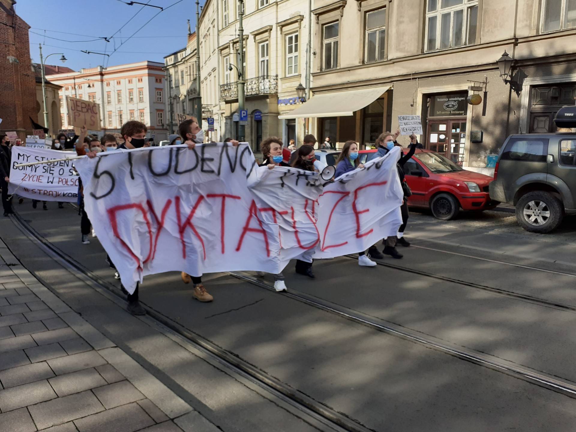 Demonstracje Strajku Kobiet, również przed siedzibą PiS, fot. Marek Lasyk (28.10.2020)