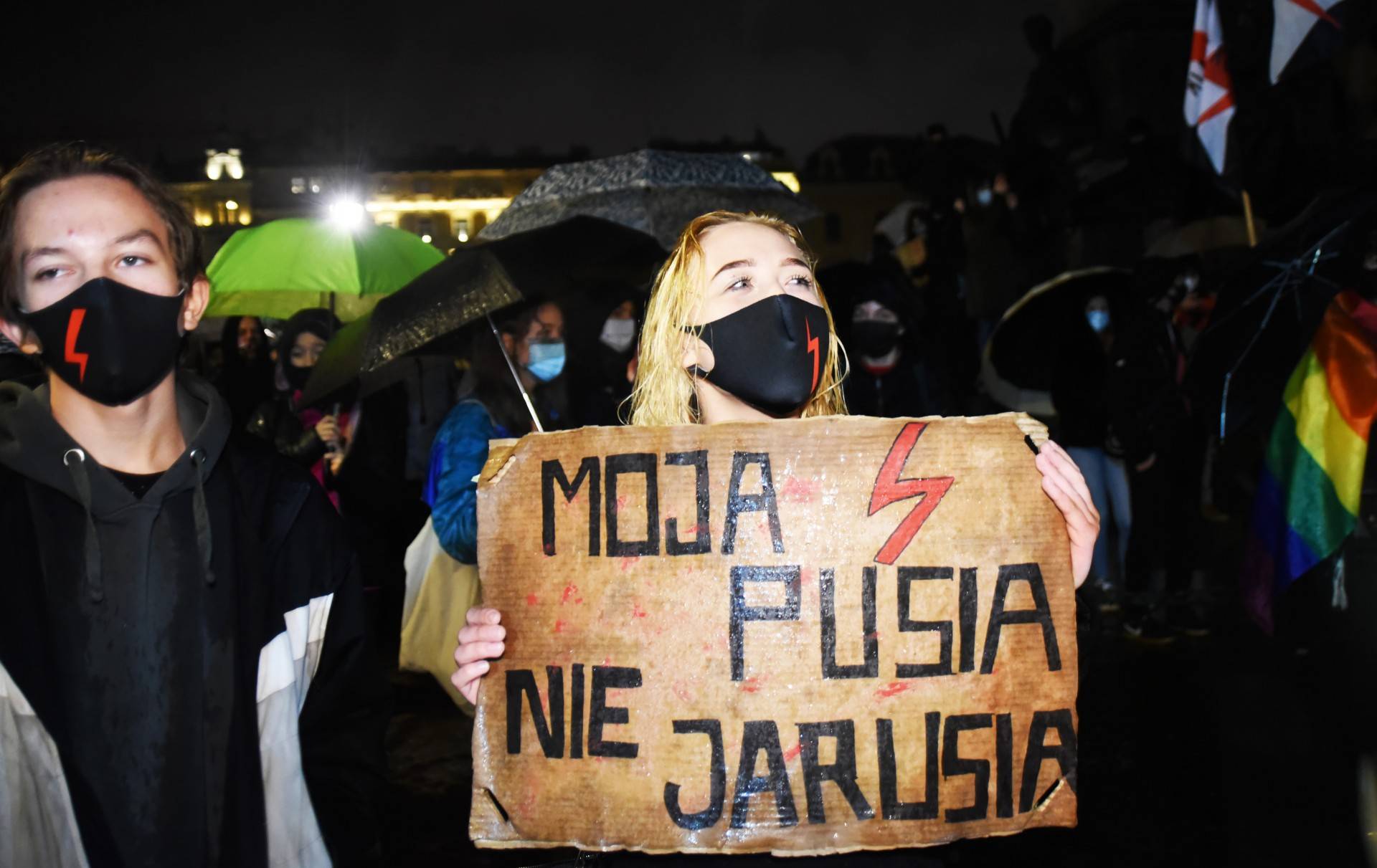 Strajk kobiet: deszcz, błyskawice i tęcza (fot. Marek Lasyk)