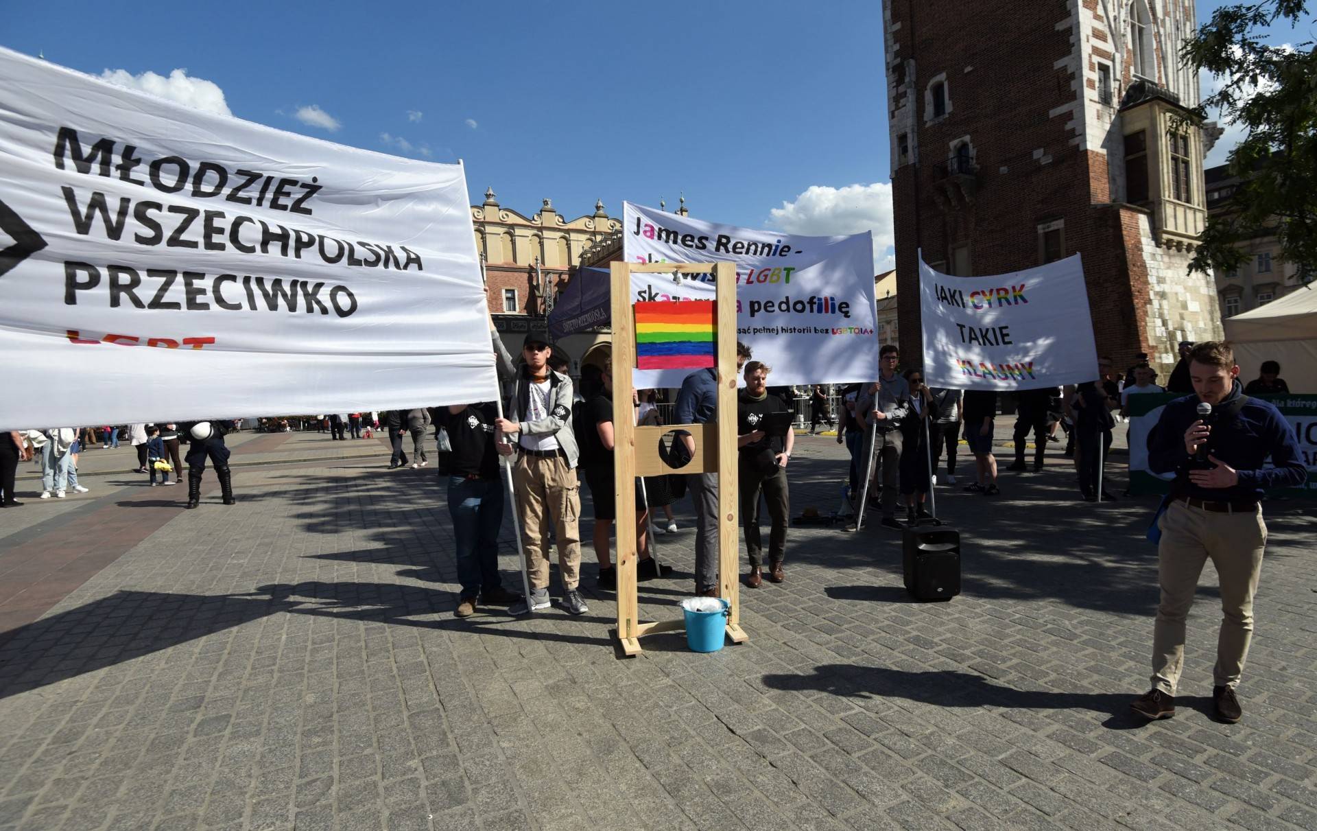 Homofobiczna pikieta Młodzieży Wszechpolskiej. Z tęczową gilotyną