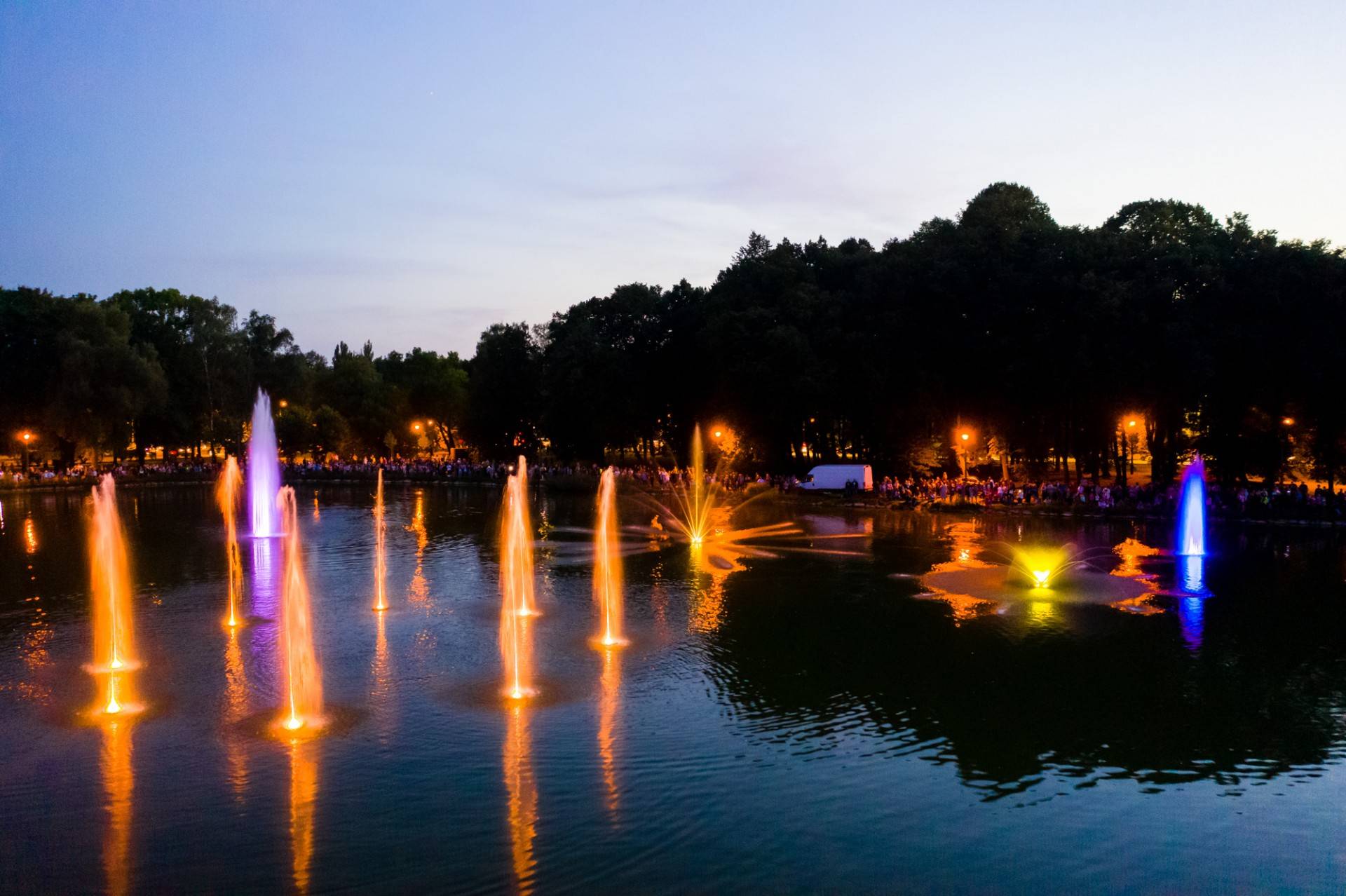 Podświetlane fontanny na Zalewie Nowohuckim