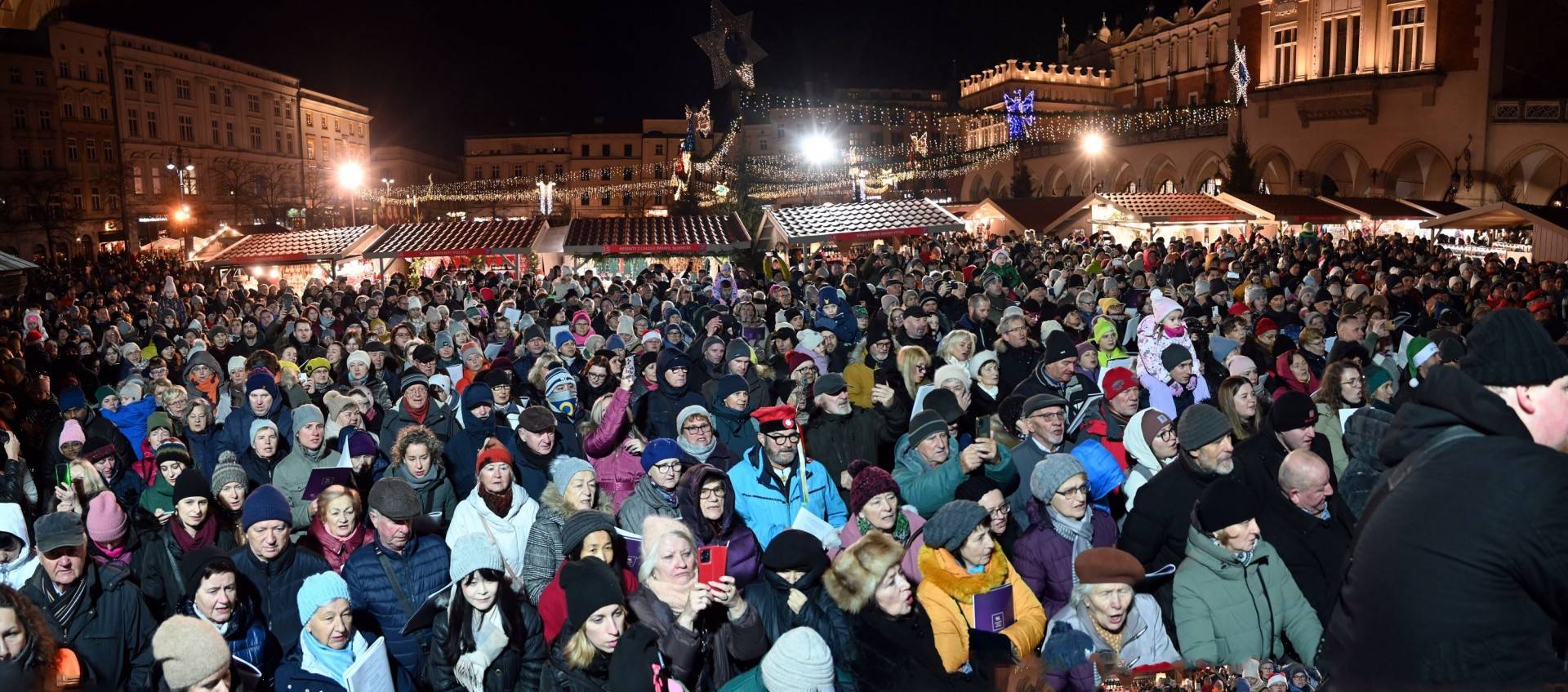 Tłum kolędował na Rynku Głównym, było wyjątkowo ciasno...