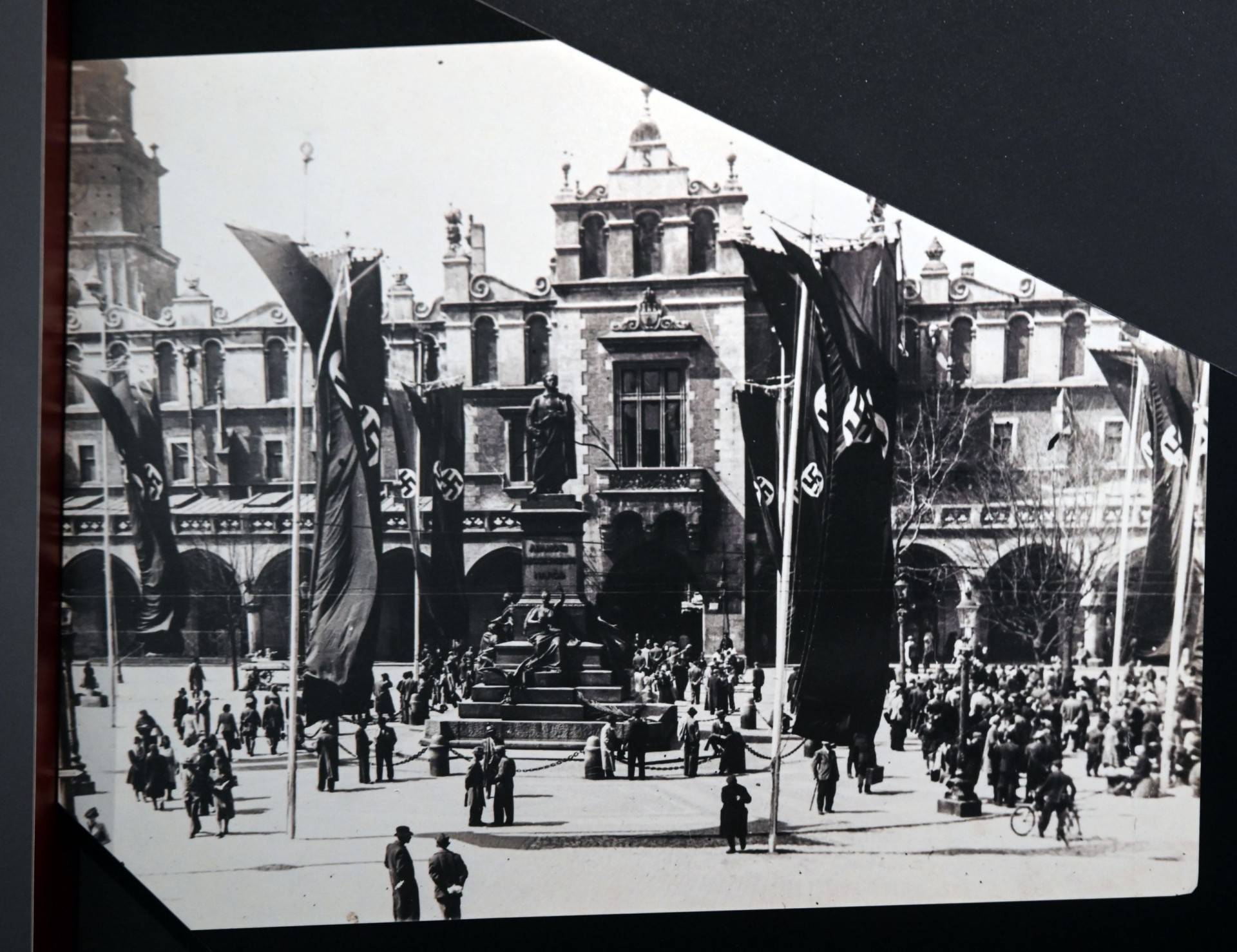 Od 1910 roku dokumentował życie miasta, nowa wystawa w Muzeum Fotografii