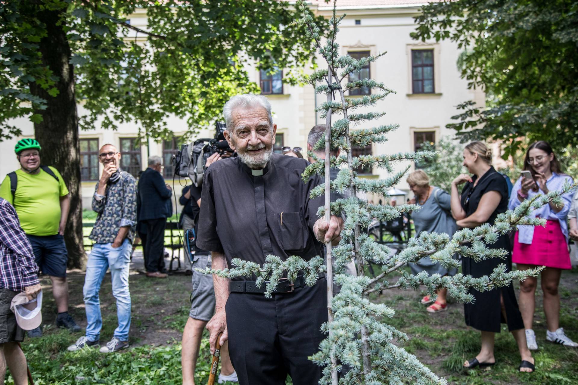 Ks. Adam Boniecki zasadził na Plantach swój prezent. Wyjątkowy cedr