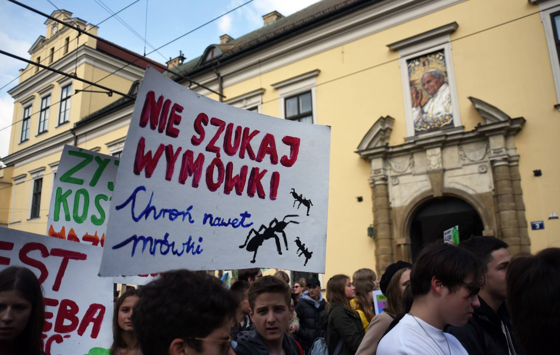 Młodzi ludzie protestowali w Krakowie: "500+ nie uratuje Cię..."