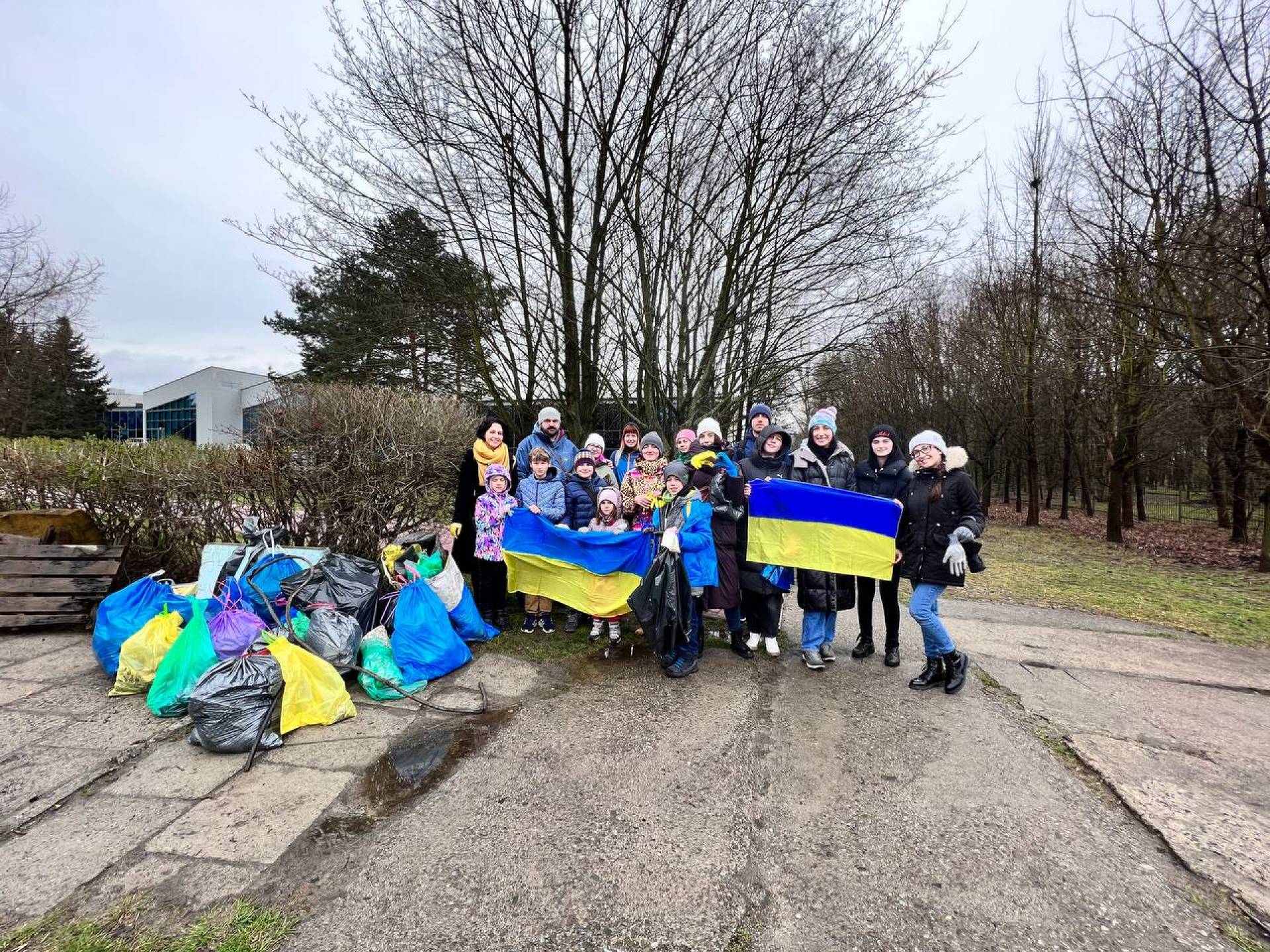 Uchodźcy z Ukrainy w czynie społecznym posprzątali Park Lotników, fot. Наталья Расторгуева