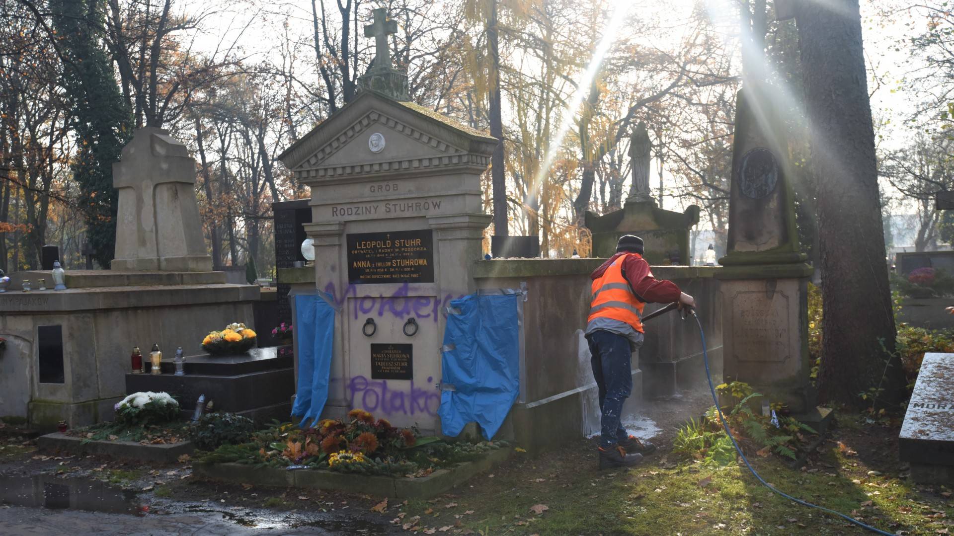 "Morderca Polaków", "agent Putina", czyszczenie grobu Stuhrów na cmentarzu Rakowickim