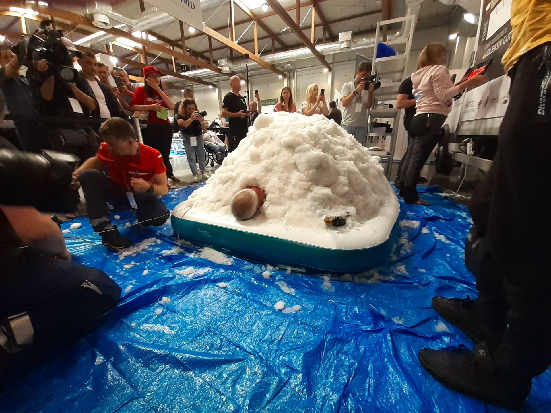 Bicie rekordu Guinnessa w długości przebywania w śniegu