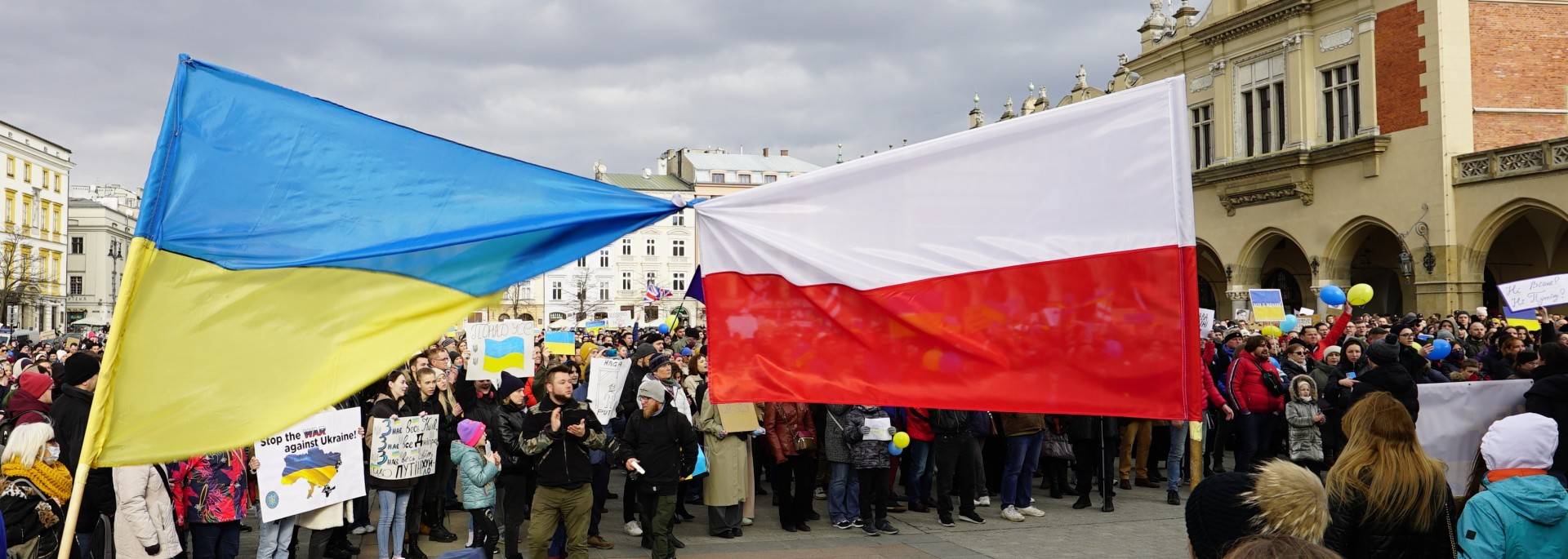 Hymn Ukrainy, wspólna modlitwa, braterstwo. Antywojenna manifestacja na Rynku