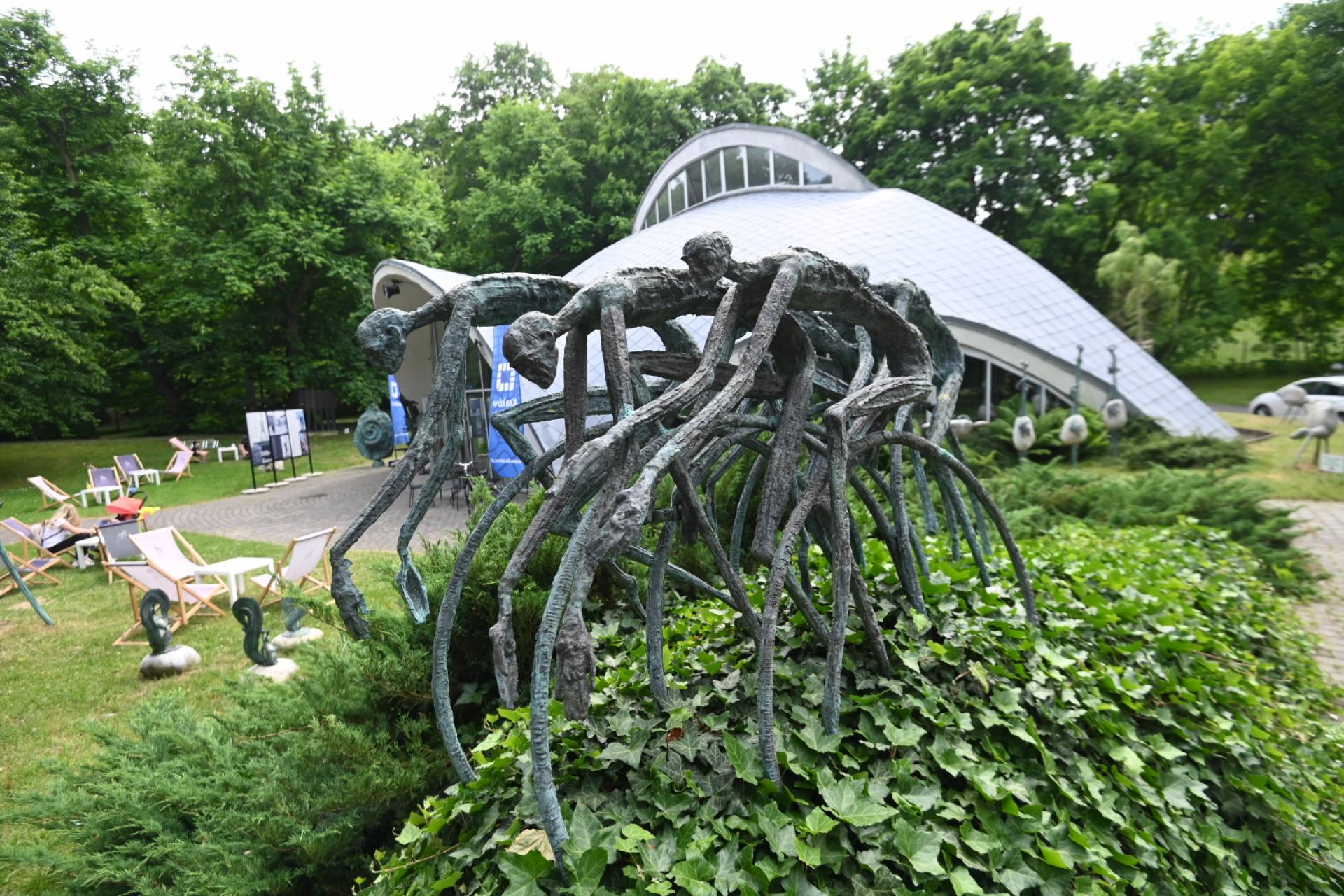 Intrygująca wystawa w parku Decjusza, kosmiczne rzeźby Bronisława Chromego