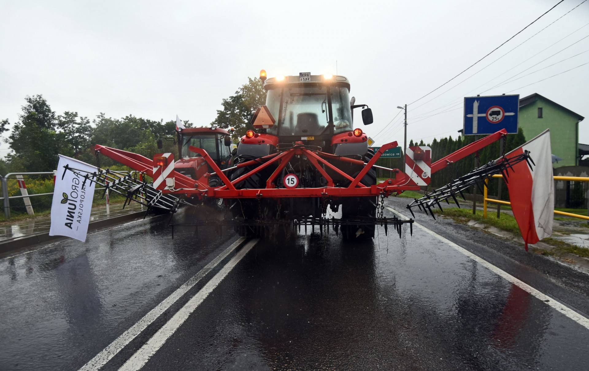 Rolnicza blokada drogi w Warzeńczycach, fot. Marek Lasyk