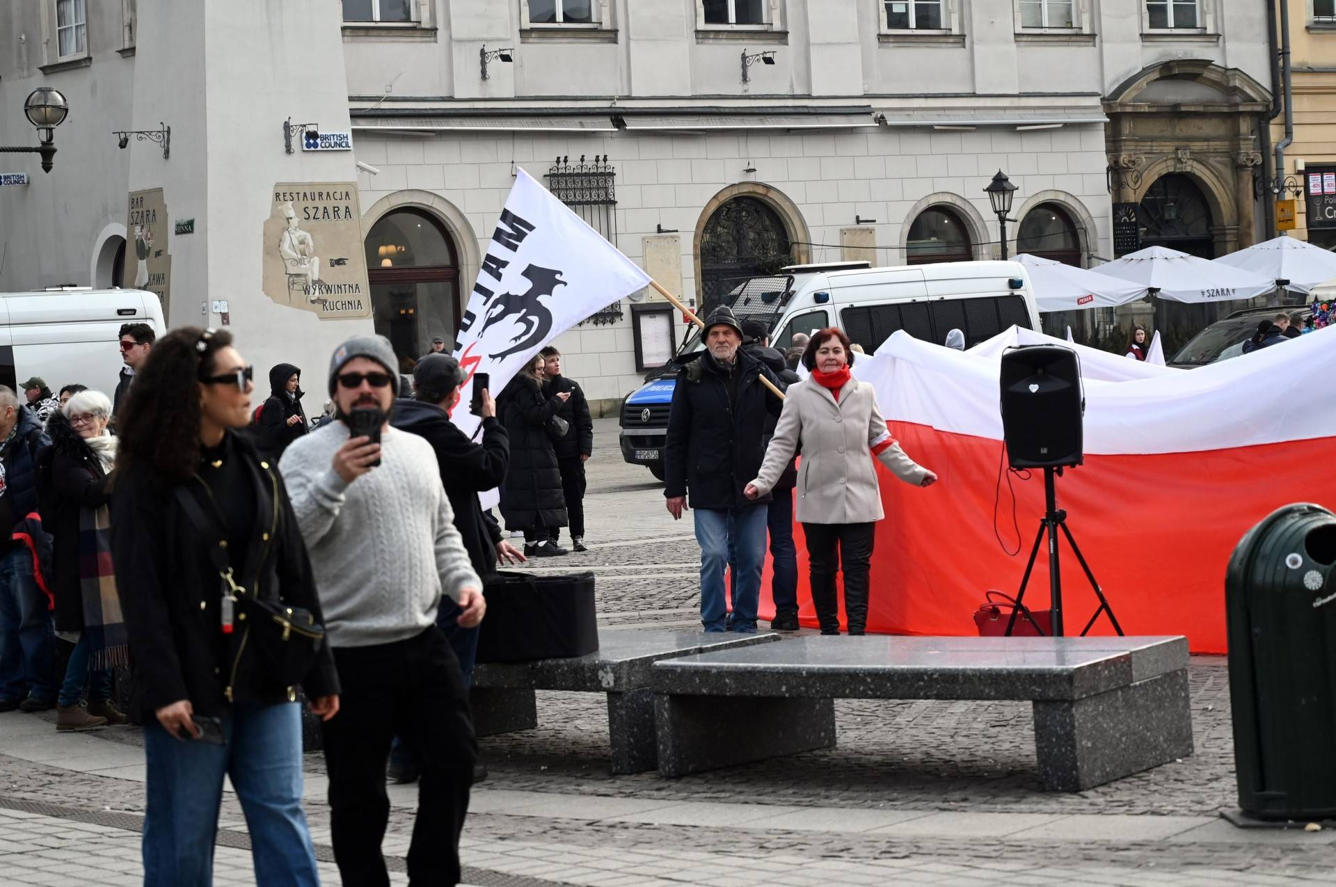 Sympatyzujący z Putinem Kamraci blokują na Rynku pokojową pikietę Ukraińców