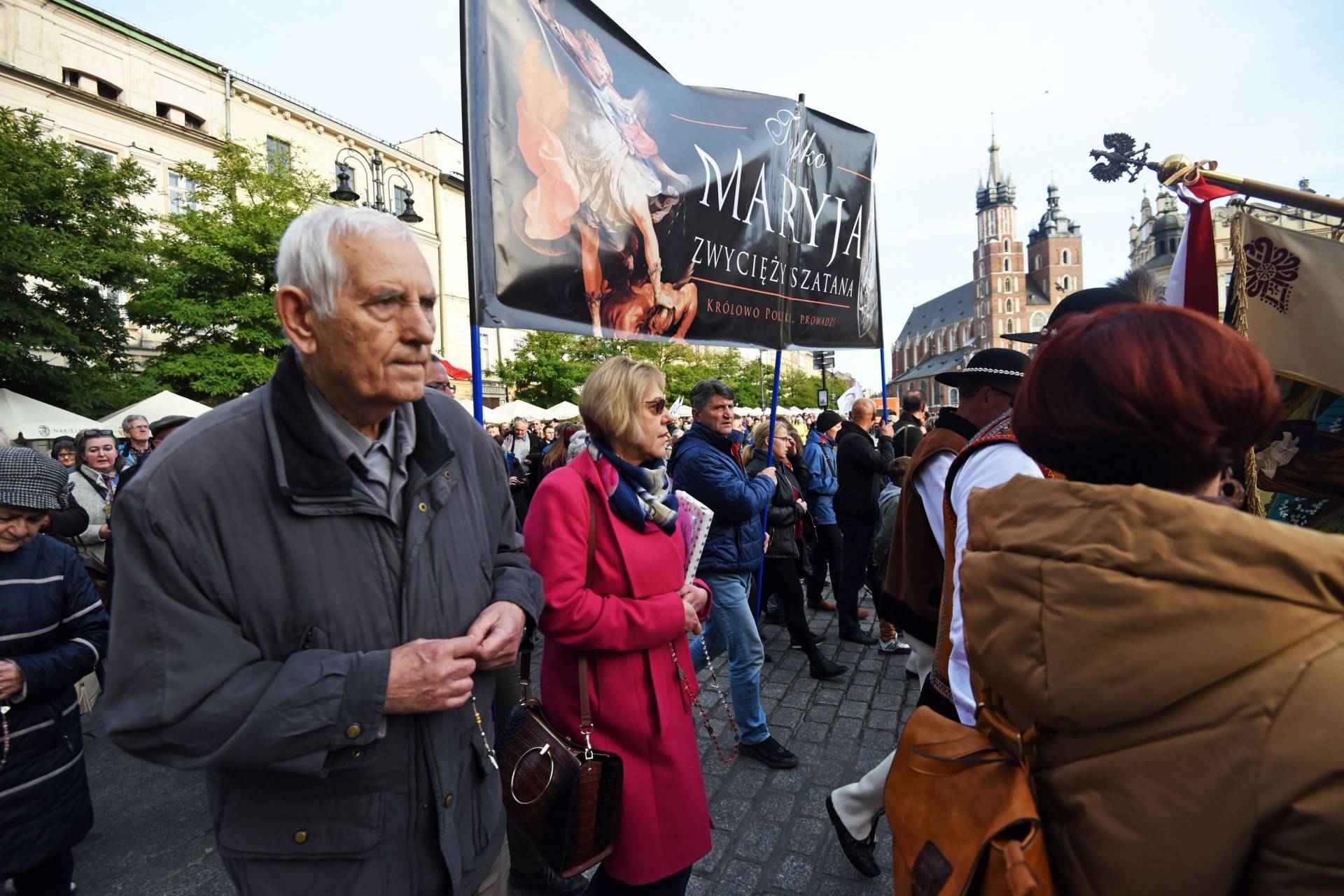 "Męski różaniec" zorganizował procesję za Polskę. Szli nie tylko mężczyźni