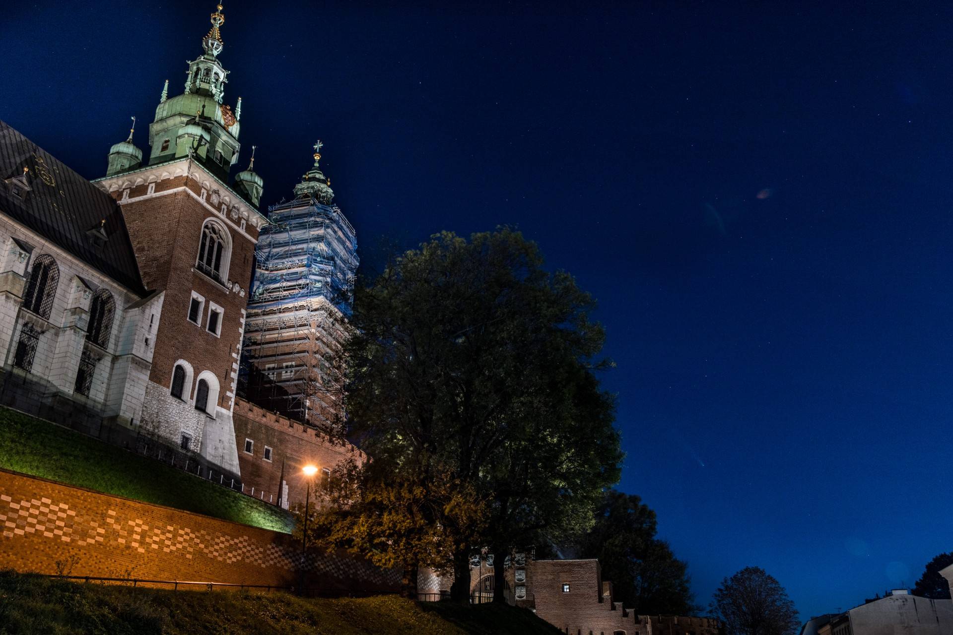 Najjaśniejsza kometa ostatnich lat nad Krakowem, można jeszcze ją zobaczyć