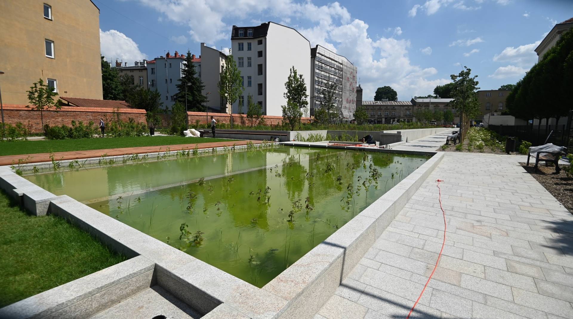 Park Szymborskiej na parę dni przed otwarciem, mural też prawie gotowy