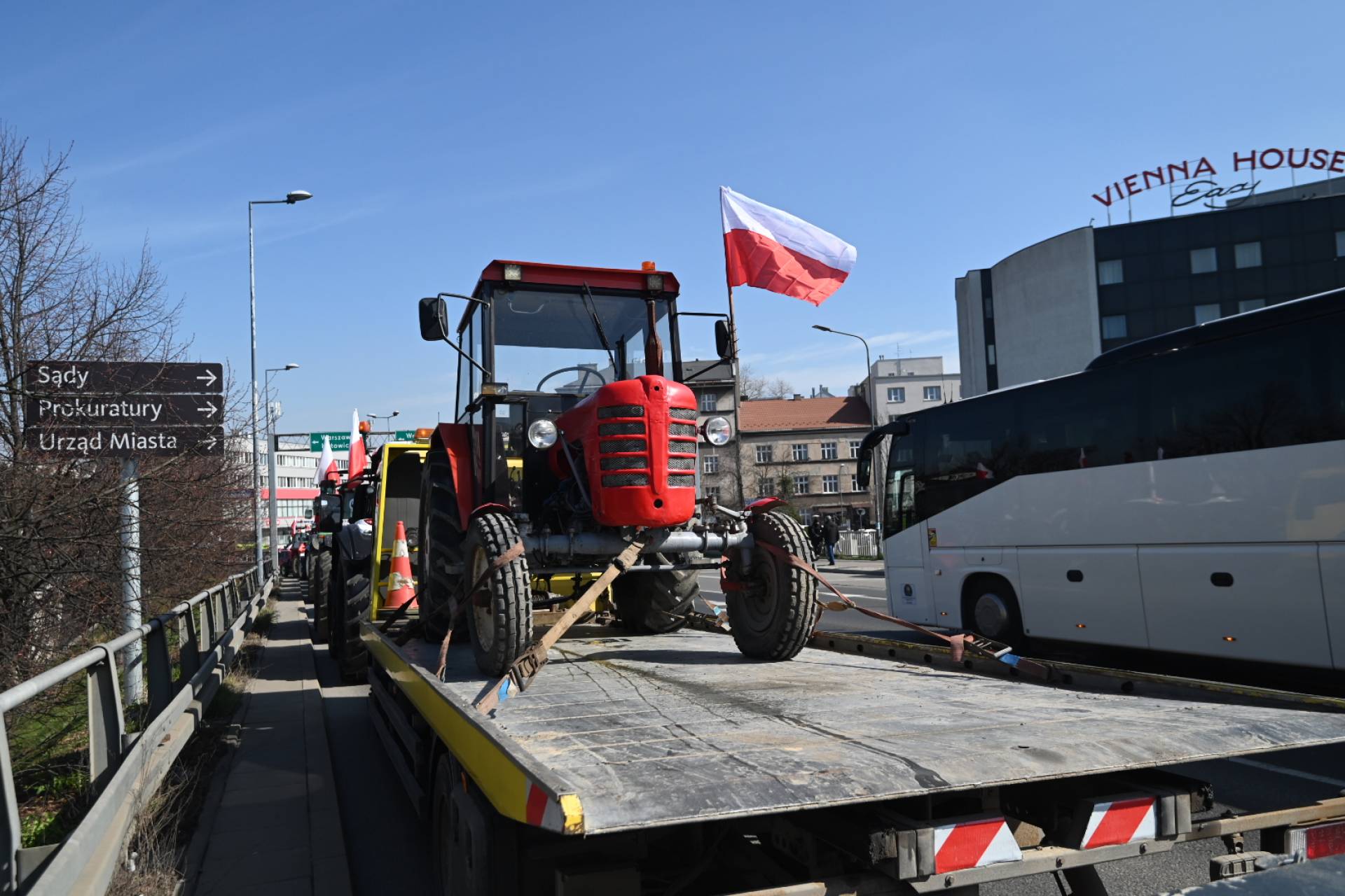 Protest rolników w Krakowie: nie zabrakło "muzealnych" eksponatów