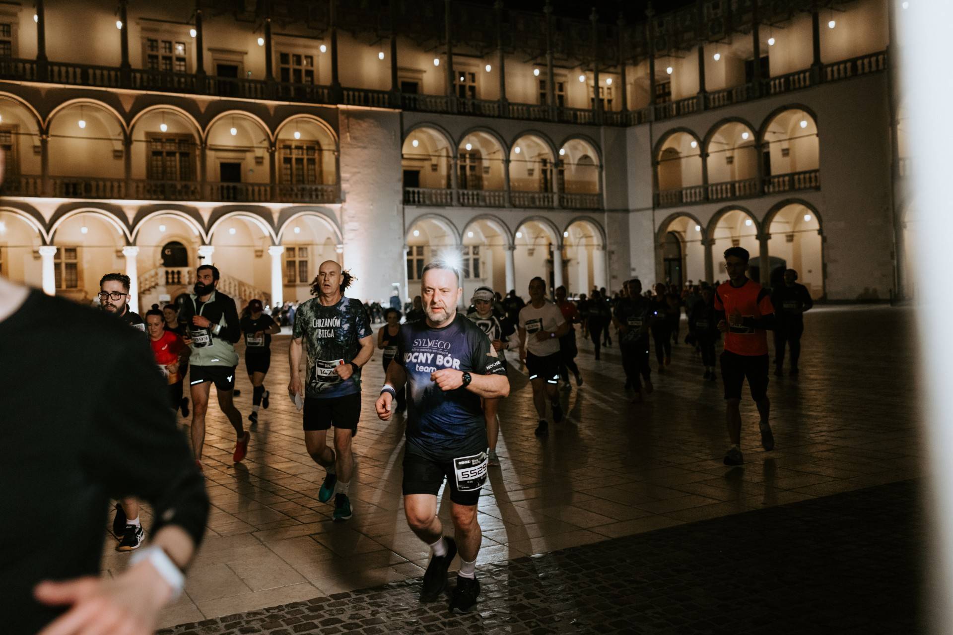 Niesamowita atmosfera nocnego biegania w Krakowie