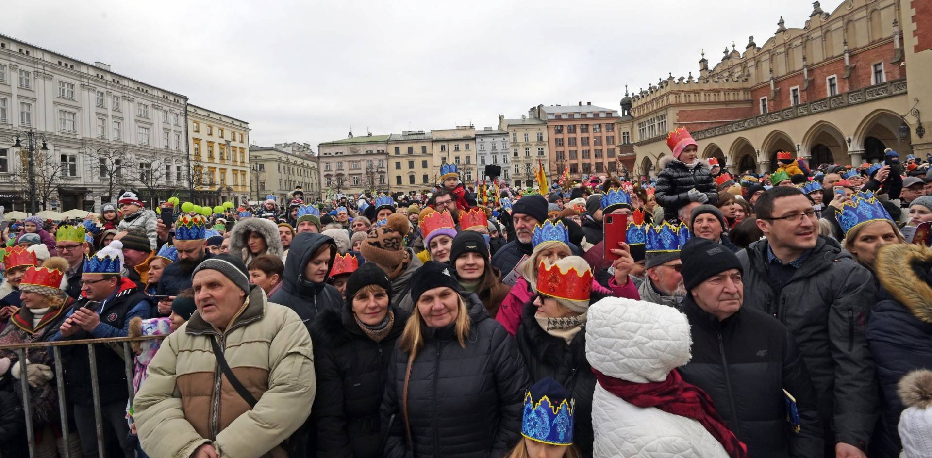 Tłumy ludzi z koronami na głowie opanowały krakowski Rynek