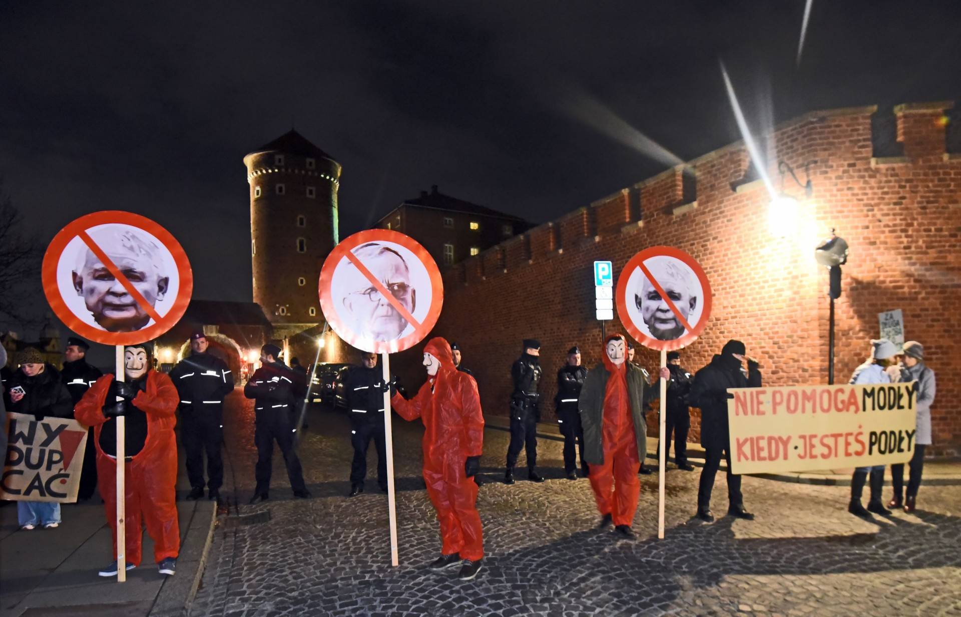 "Powitajmy Kaczyńskiego". Protest przy wjeździe na Wawel