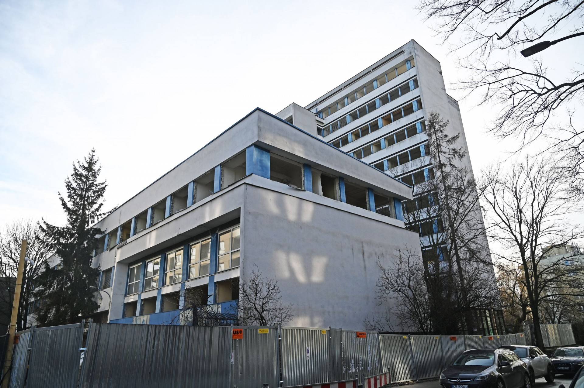 W Krakowie znika kolejny modernistyczny budynek. Rozpoczęto wyburzanie Energoprojektu