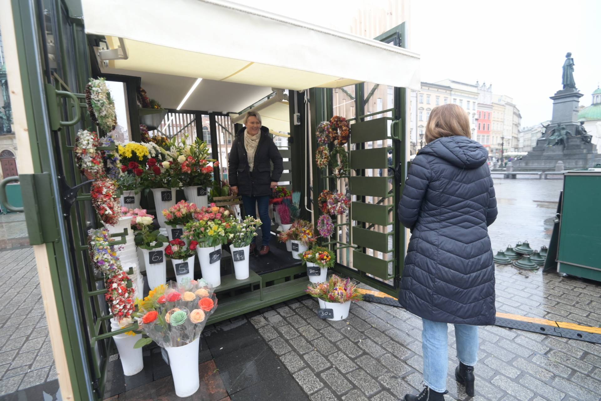 Testowanie nowego stoiska dla kwiaciarek na Rynku