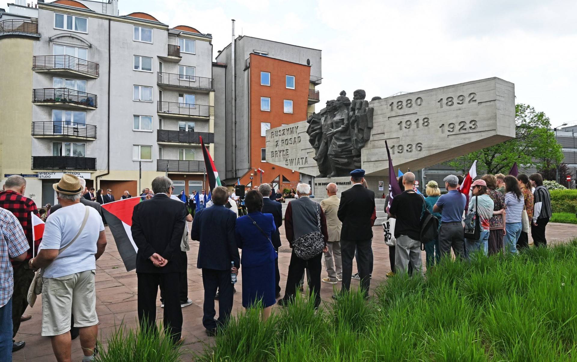 Pierwszomajowa manifestacja pod Pomnikiem Czynu Zbrojnego Proletariatu Krakowa