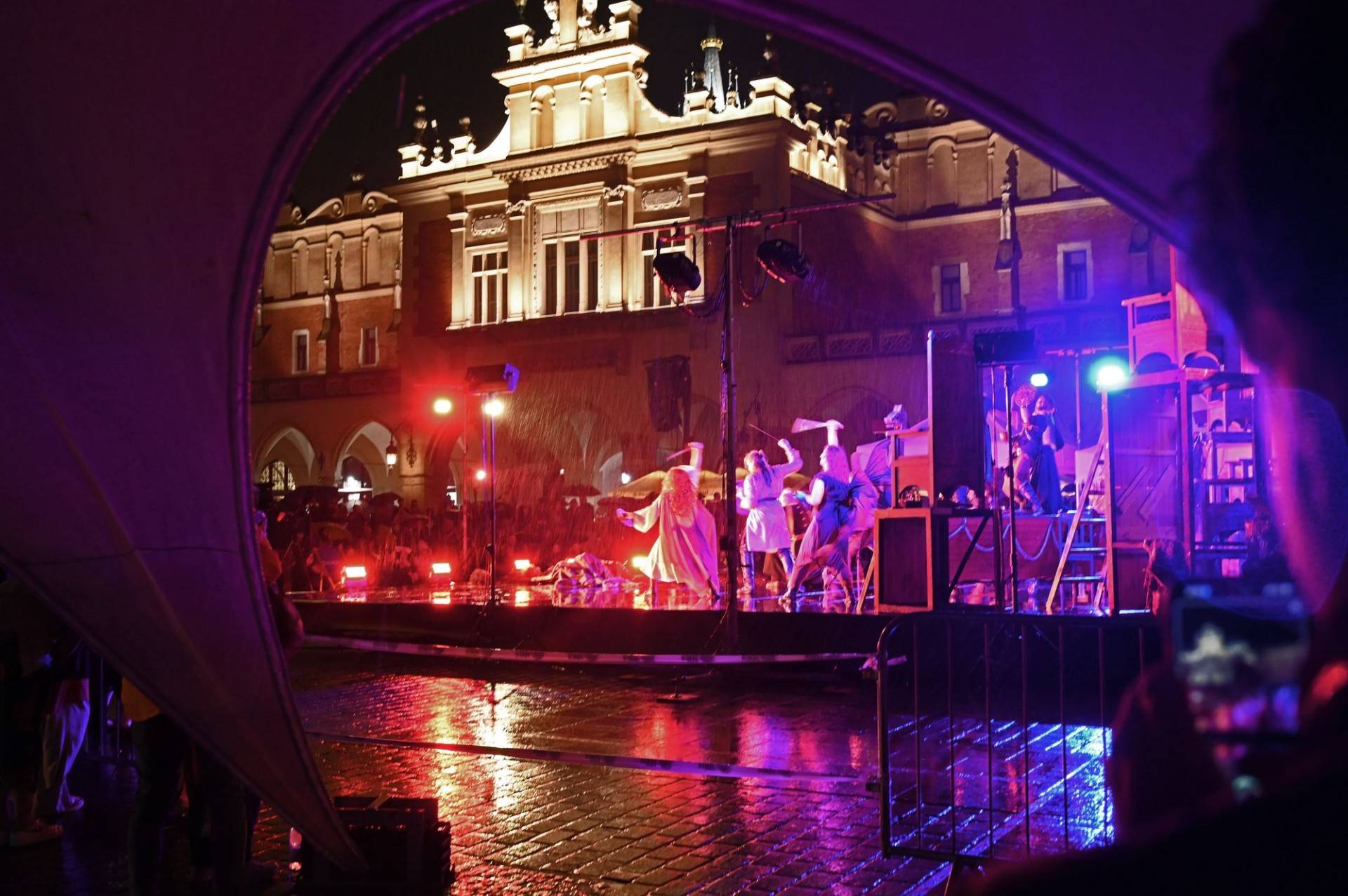 Spektakularny koniec festiwalu teatrów ulicznych na Rynku Głównym