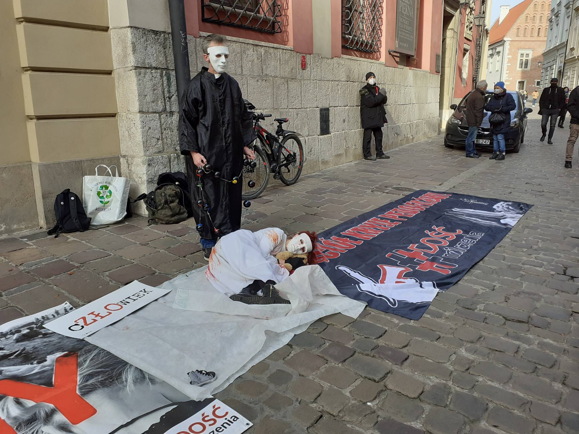 Protest przed mieszkaniem kard. Dziwisza "Kościół katolicki winny, nie Święty"