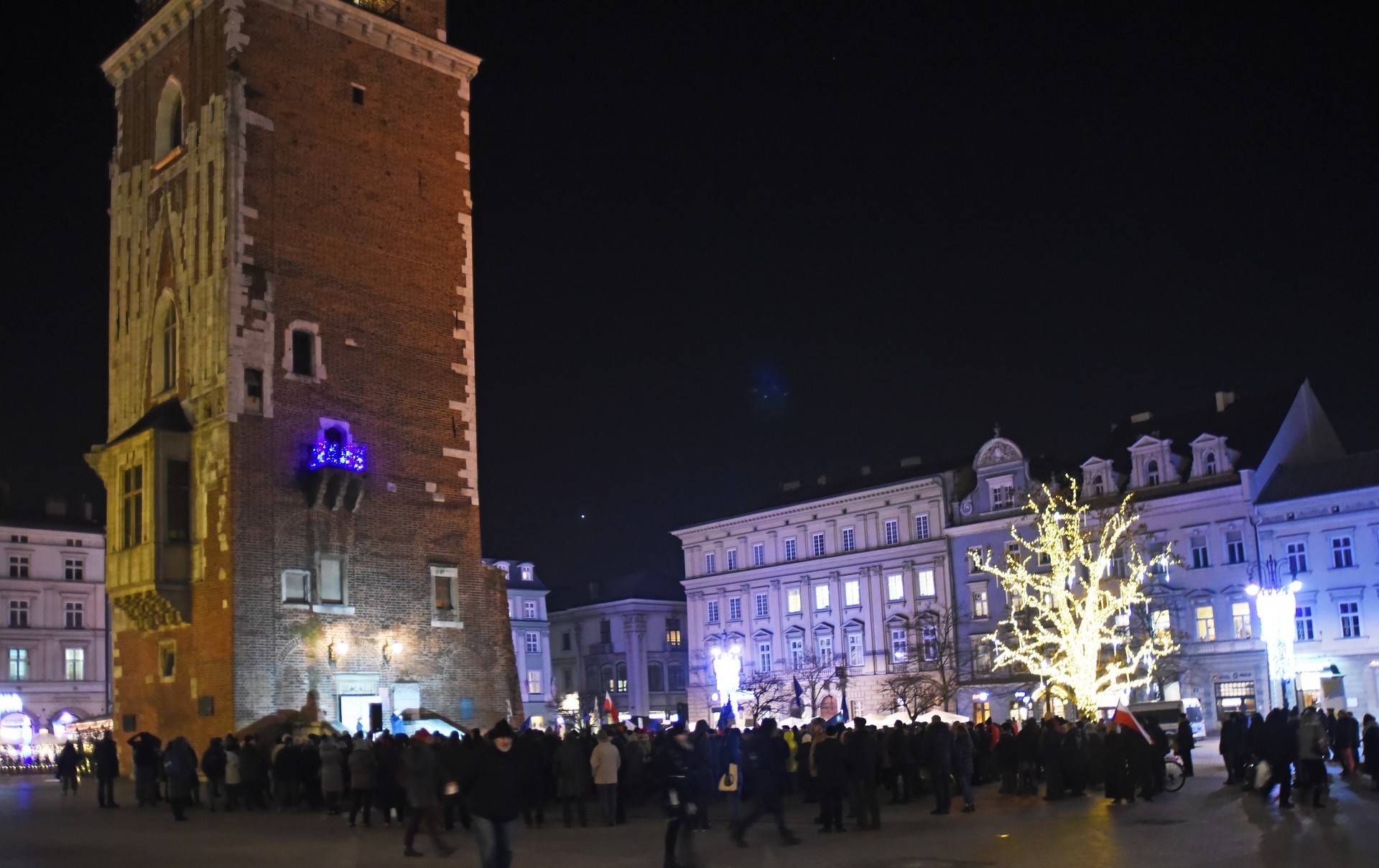 Wieczorny protest przed wieżą Ratuszową