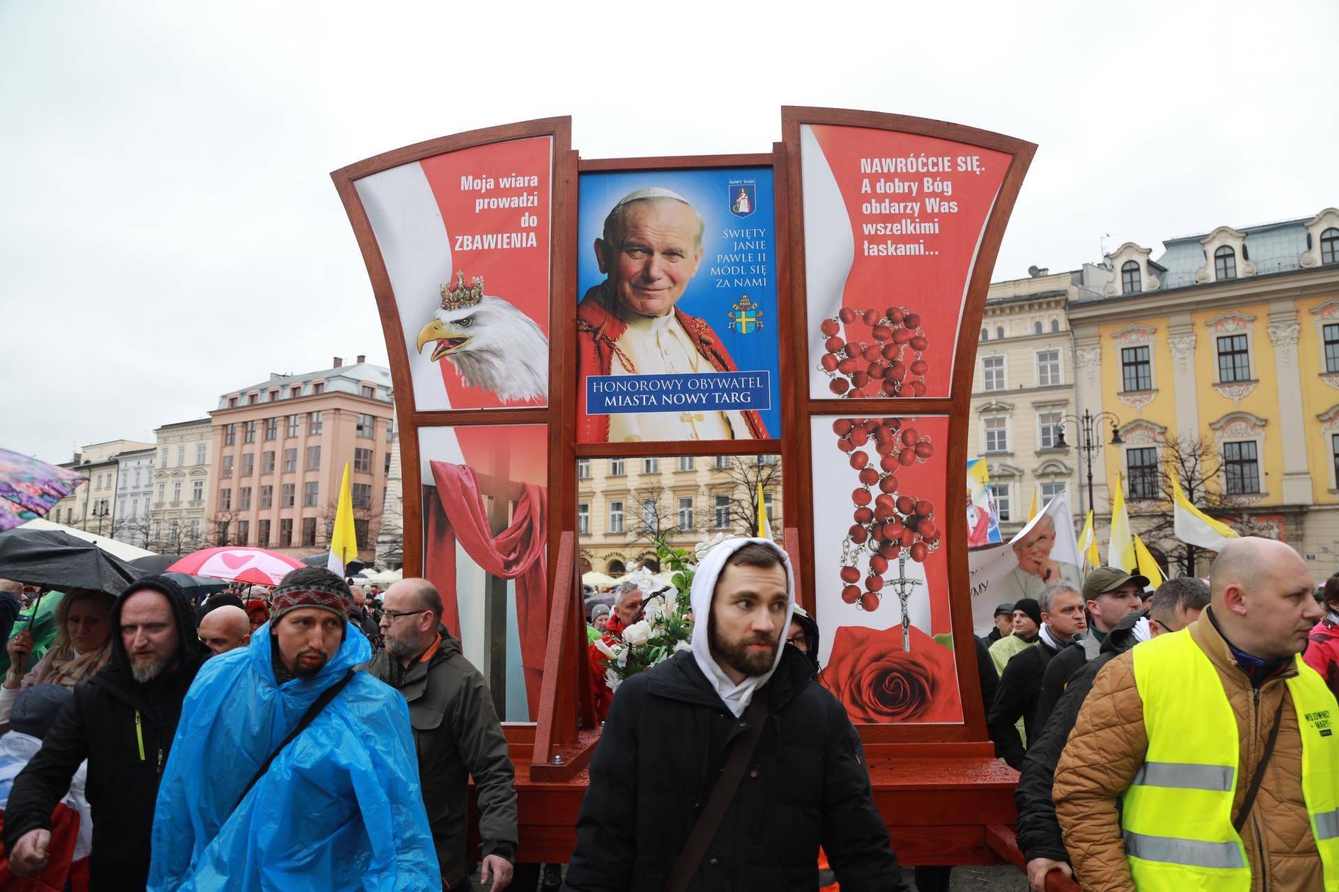 „Biały marsz papieski” dotarł na Rynek, w reakcji na "drugi zamach na Jana Pawła II"