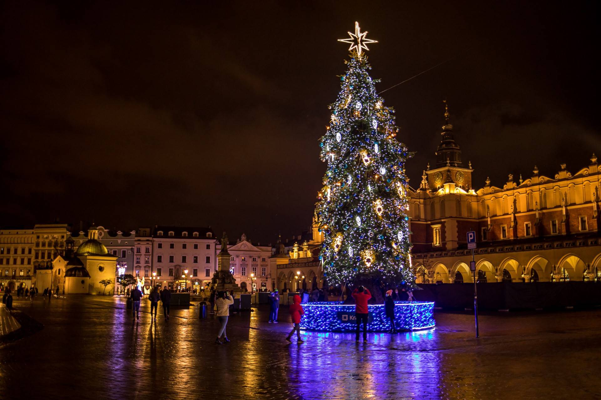 W Krakowie czuć już nastrój świąt. Rozbłysły świąteczne iluminacje