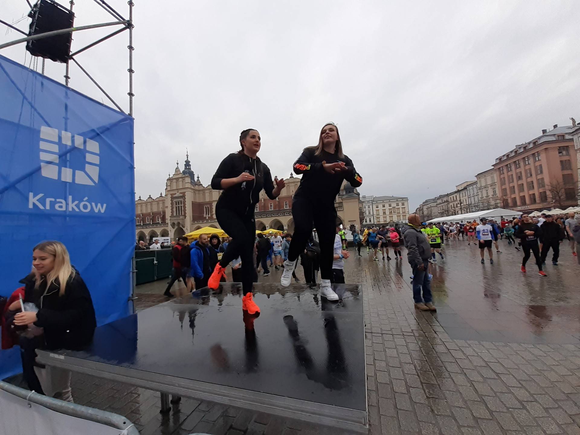 Rozgrzewka przed startem maratonu była niezbędna. Kraków biega