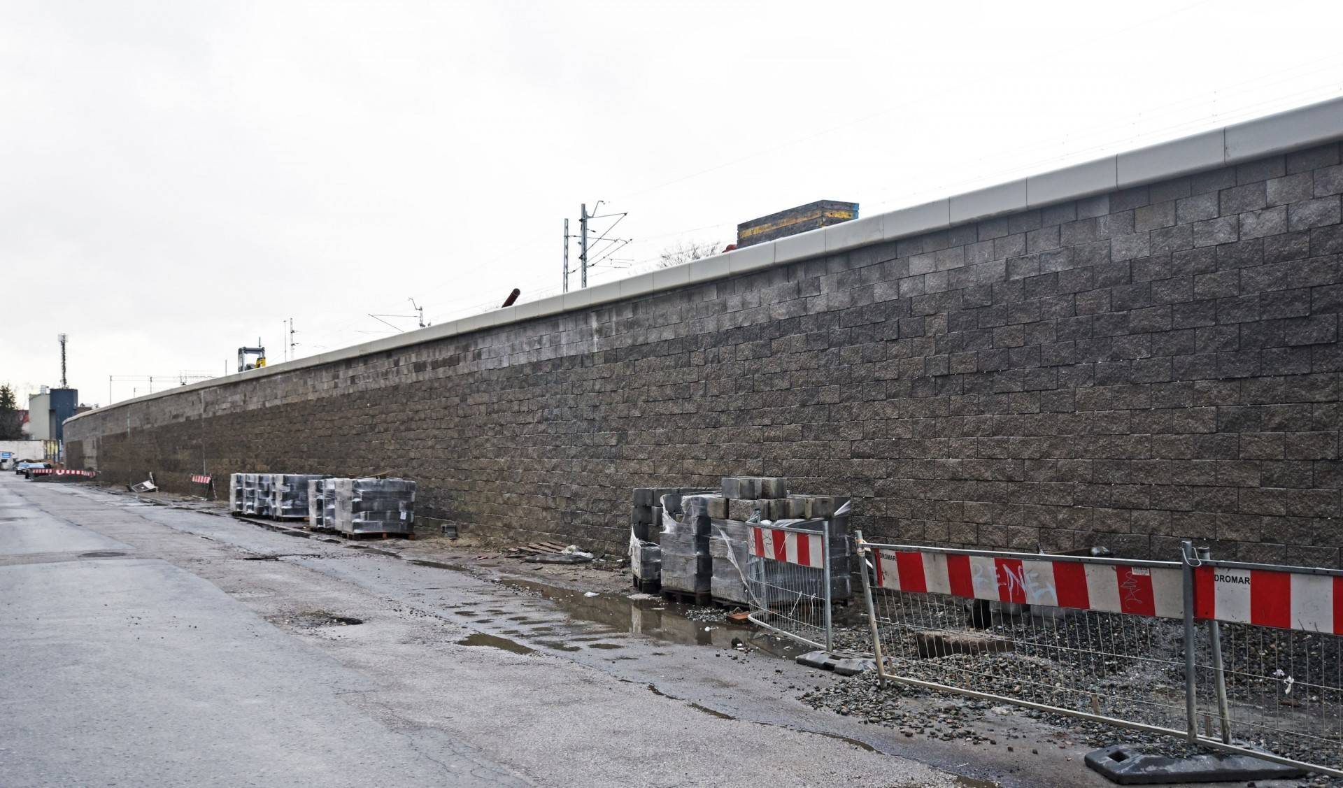 Mur na Halickiej: konsekwencja wielkiej przebudowy. Fot. Marek Lasyk