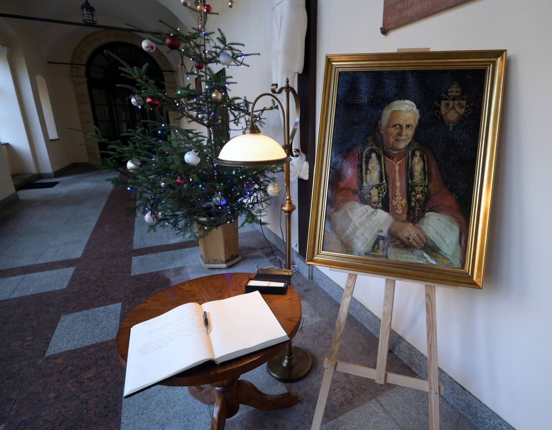 Krakowianie żegnają Benedykta XVI, księga kondolencyjna w kurii