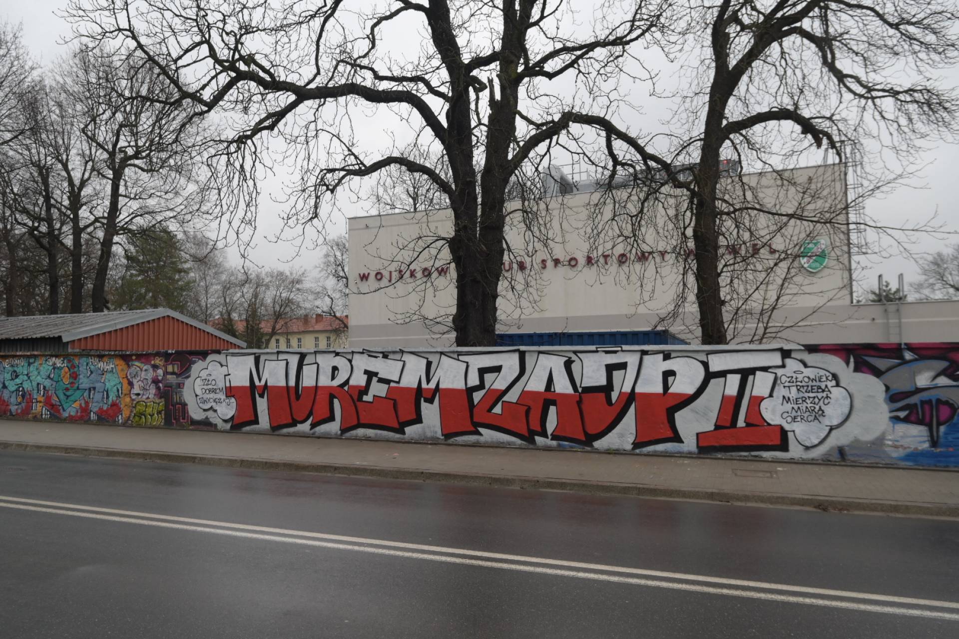 Zmalowali mural w obronie Jana Pawła II: "Murem za JP II"