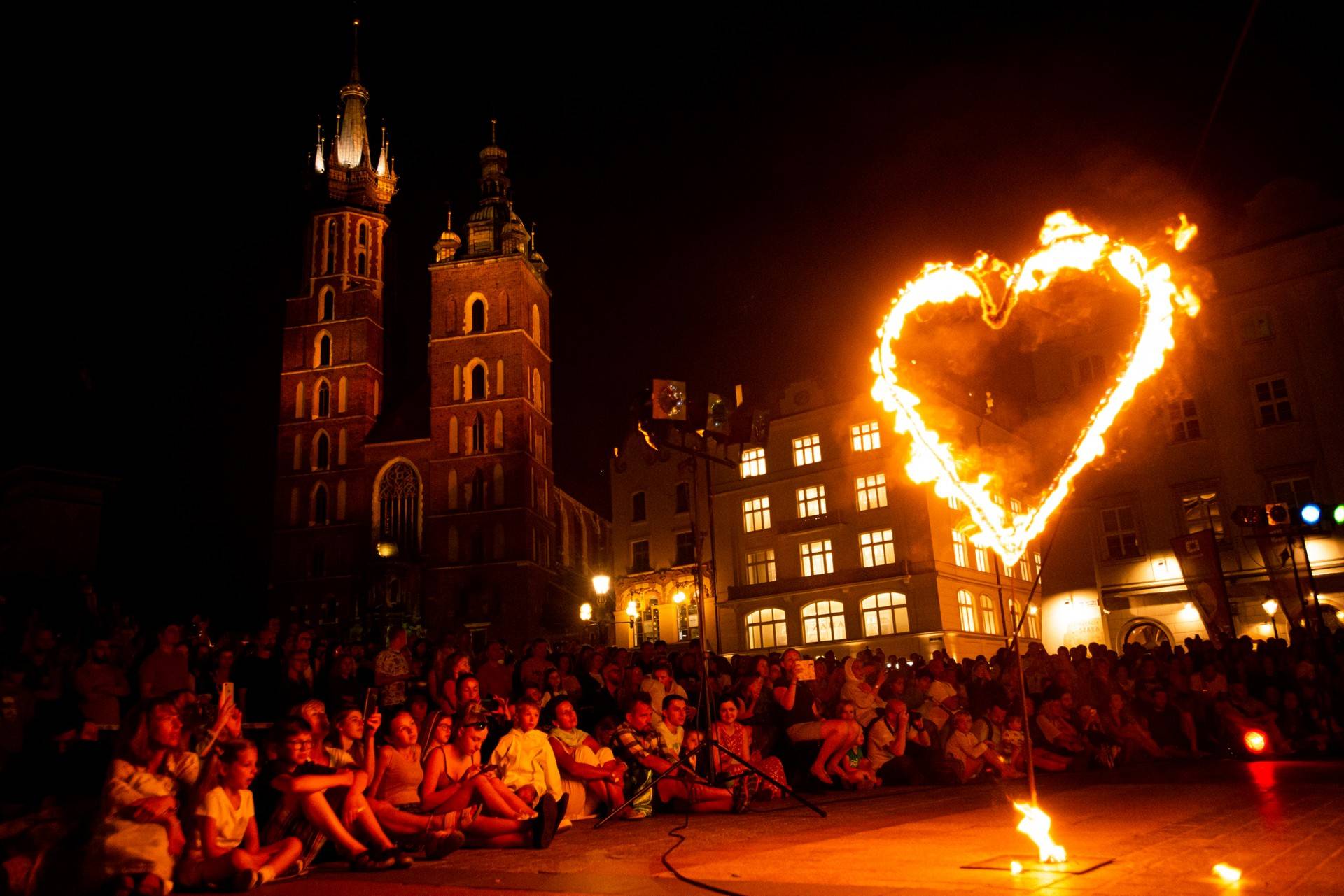 Ogień na Rynku, teatry uliczne opanowały Kraków