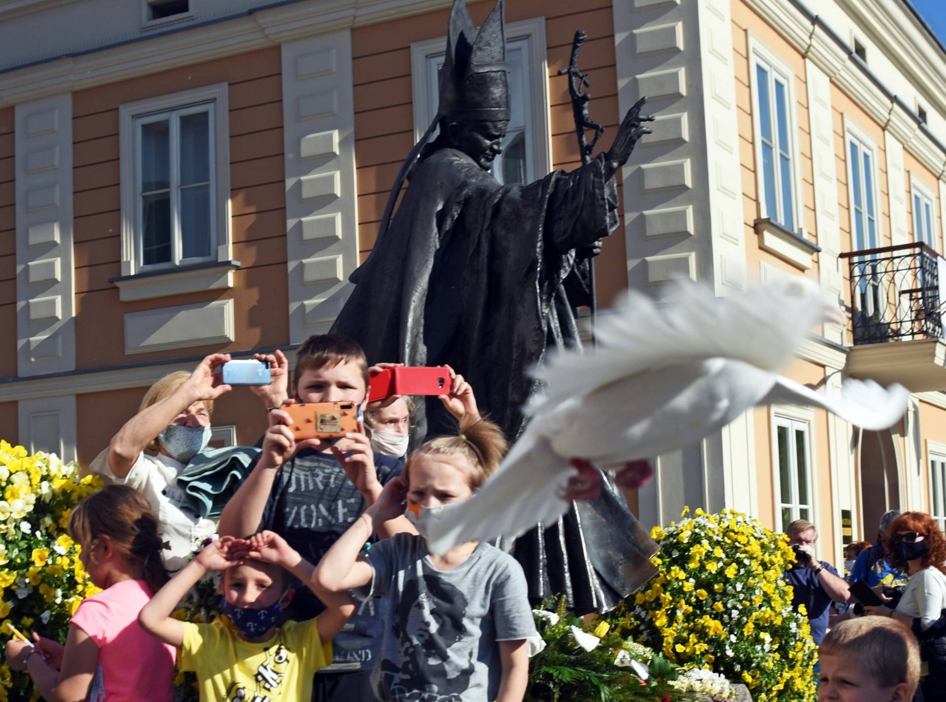 Politycy, gołębie i "Barka", tak świętowano setne urodziny Karola Wojtyły