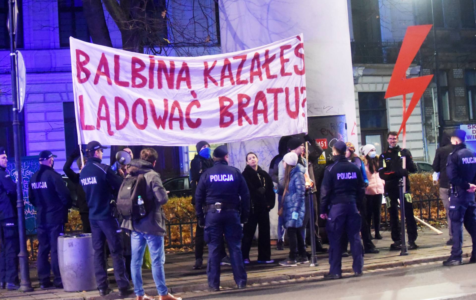 Rząd i PiS świętowali w Krakowie. Strajk Kobiet protestował