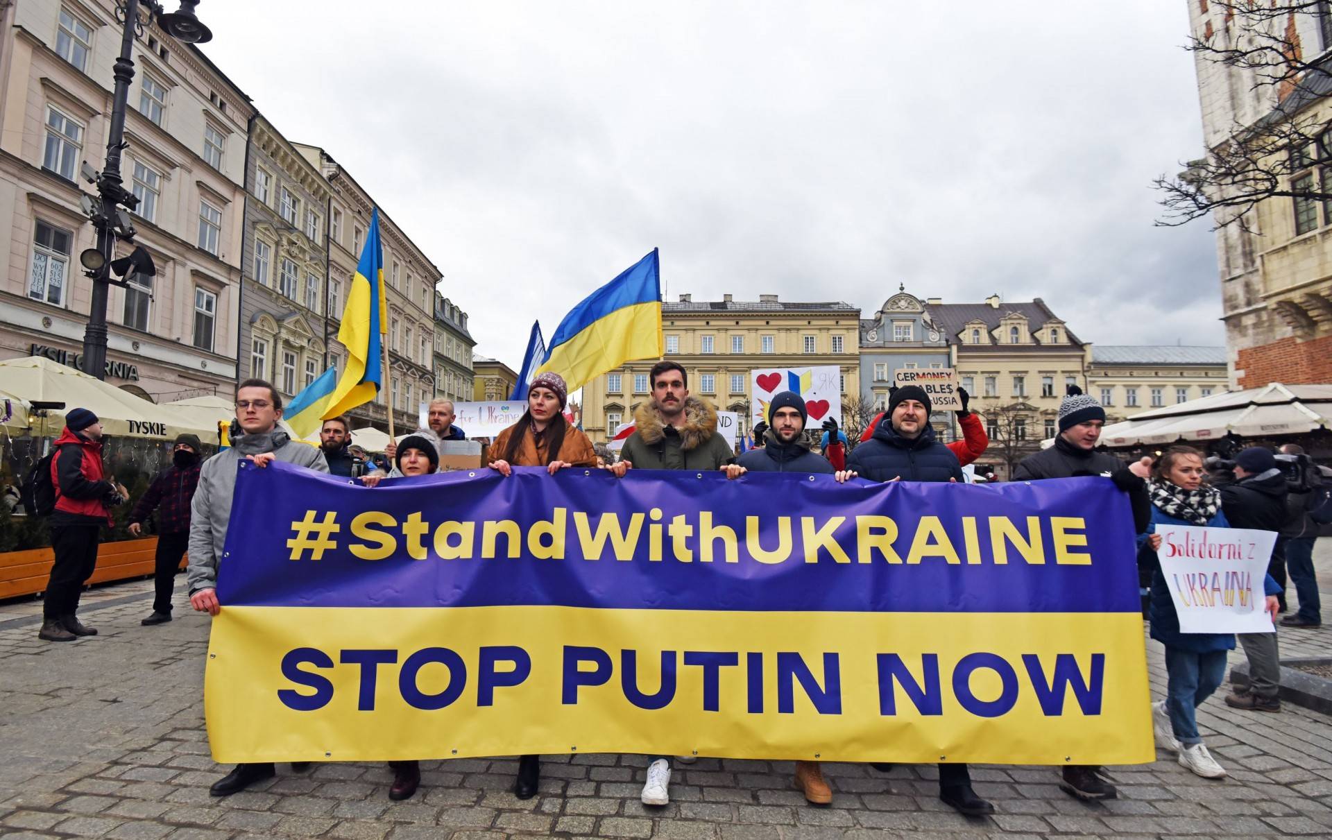 Marsz solidarności z Ukrainą w Krakowie. Finał przed konsulatem Rosji